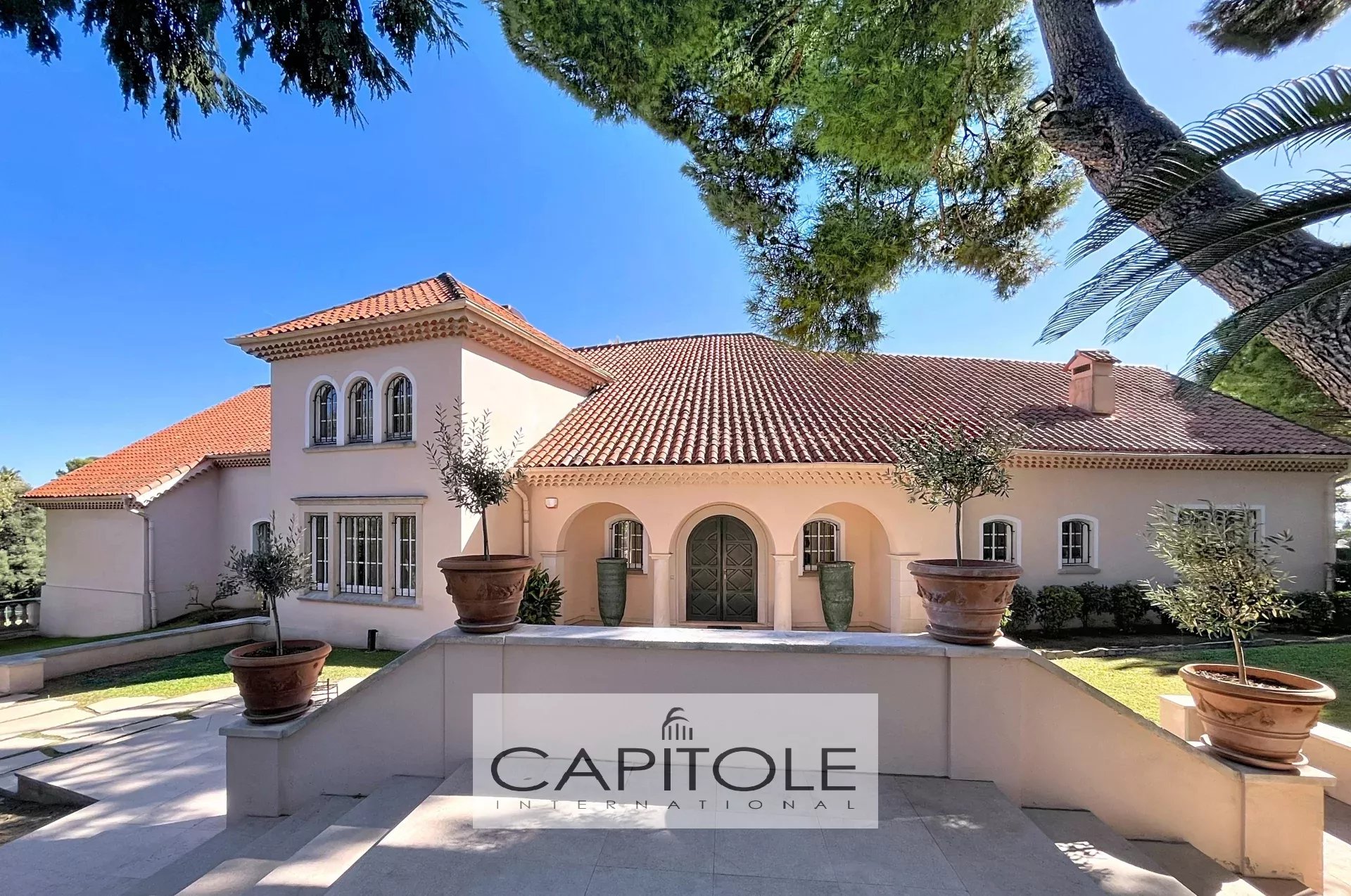 A vendre - Antibes - Cette somptueuse propriété de 620 m², sur un terrain de 7 300 m² propose un cadre de vie d’exception :  16 pièces, parc avec piscine et pool house, bar lounge, terrain de tennis.