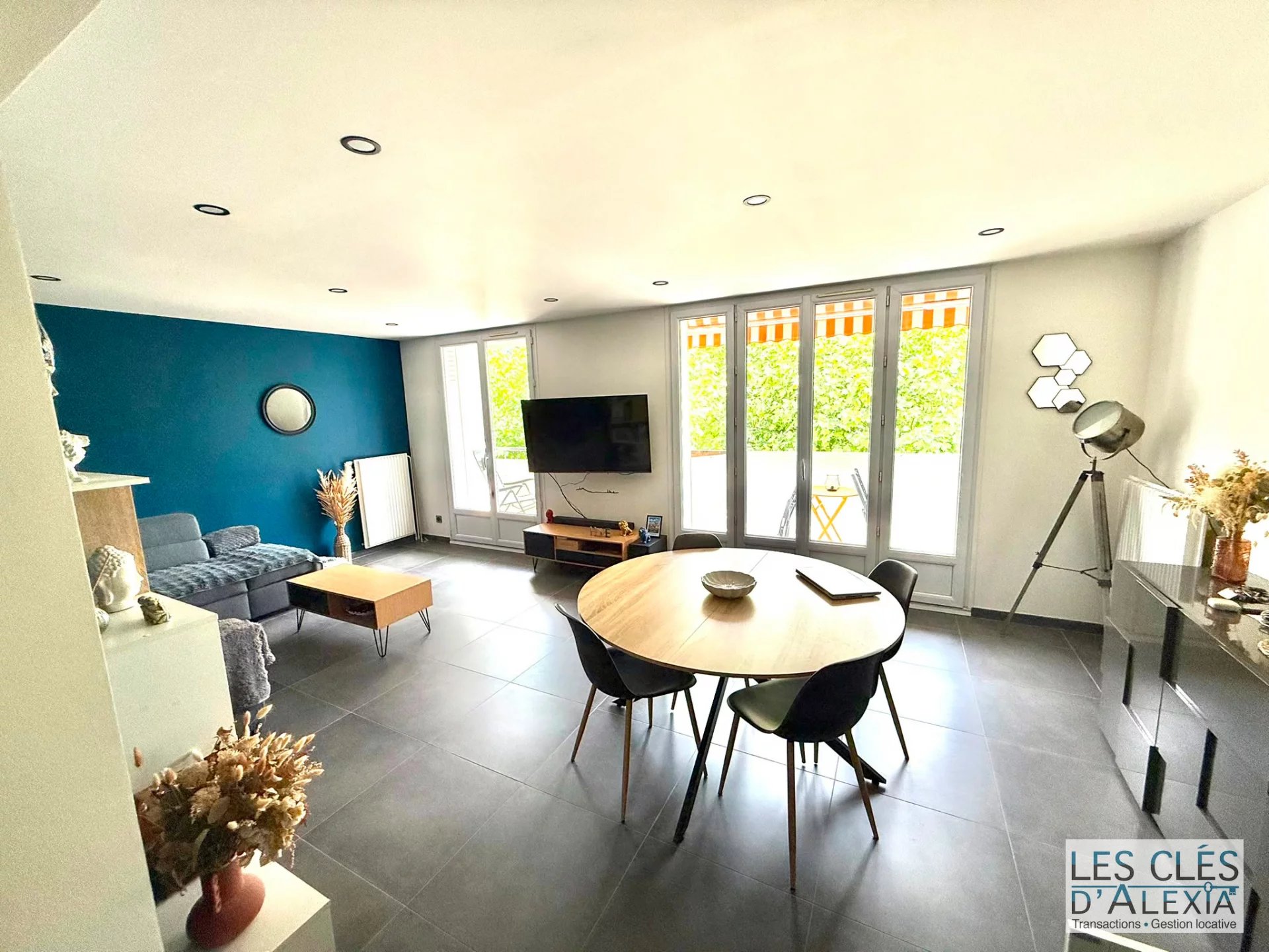LOCATION MEUBLÉE DÉCINES-CHARPIEU AVEC BALCON ET STATIONNEMENT