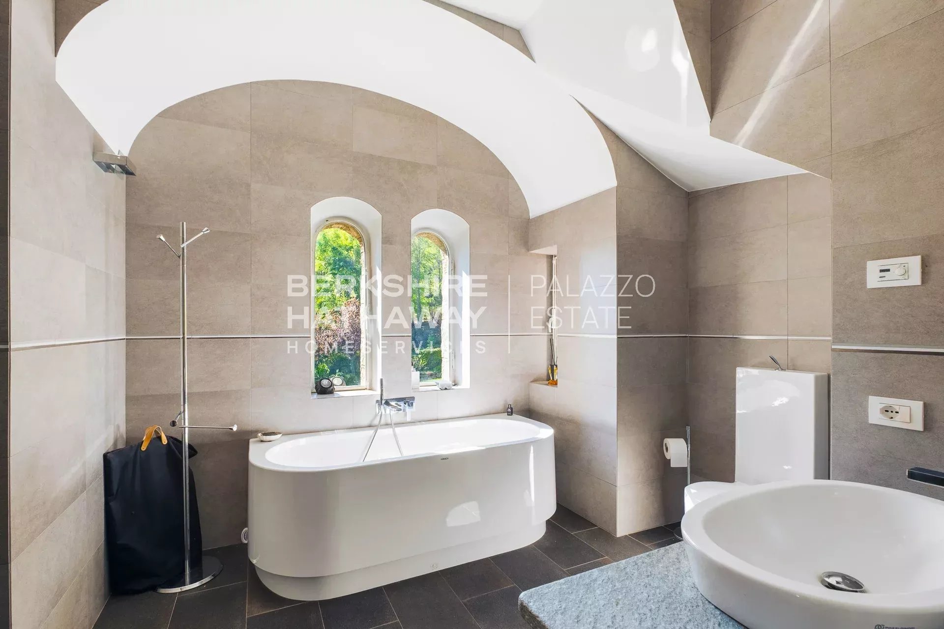 Historic Panoramic Villa with Botanical Park and Lake View