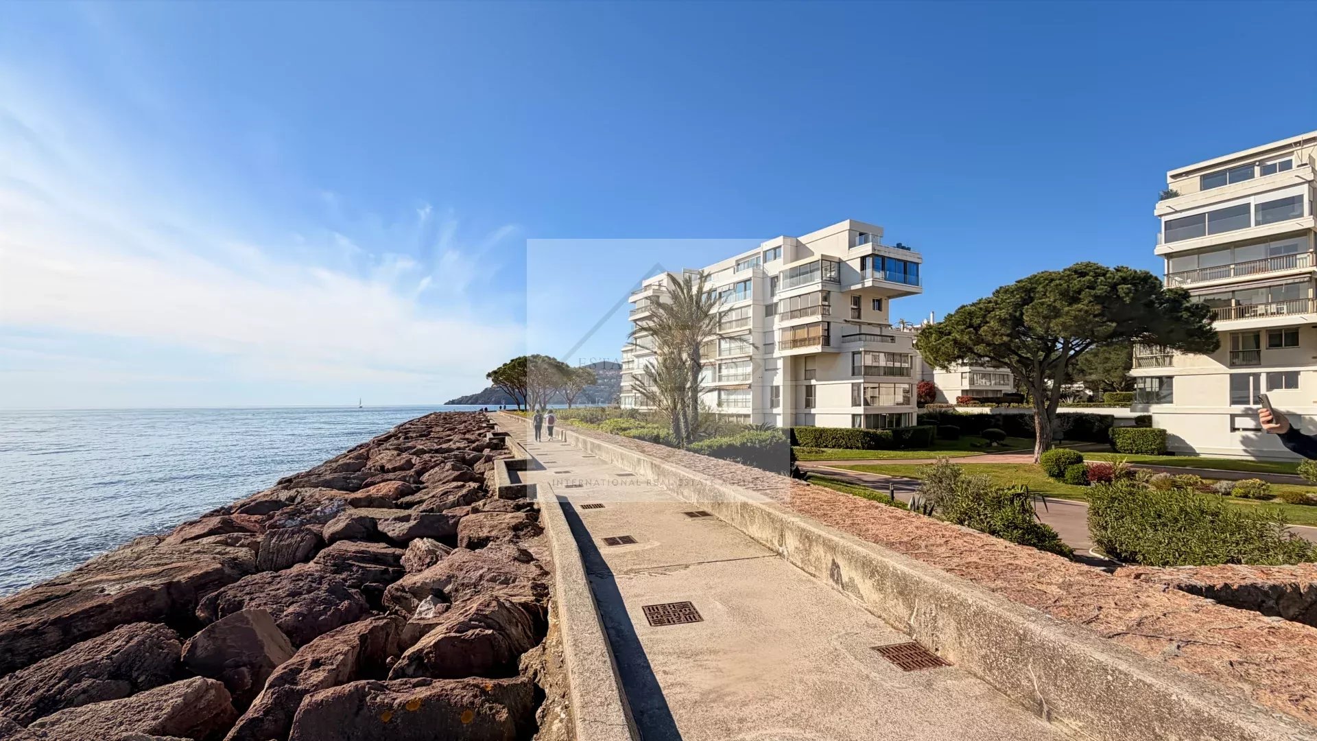 Rare à la Vente – 3 Pièces Vue Mer en Accès Direct Plage — photo 2