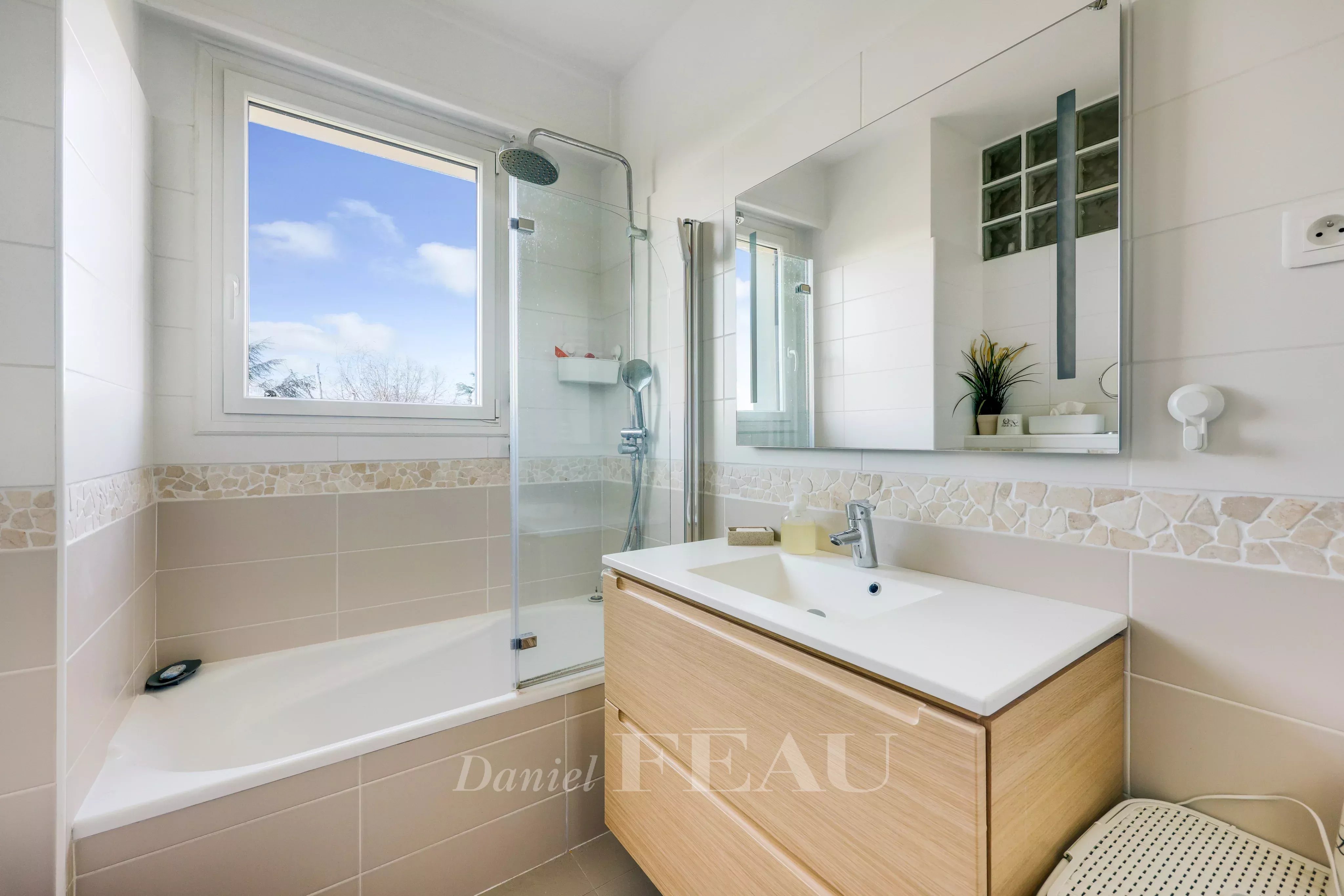Salle de bains avec espace buanderie