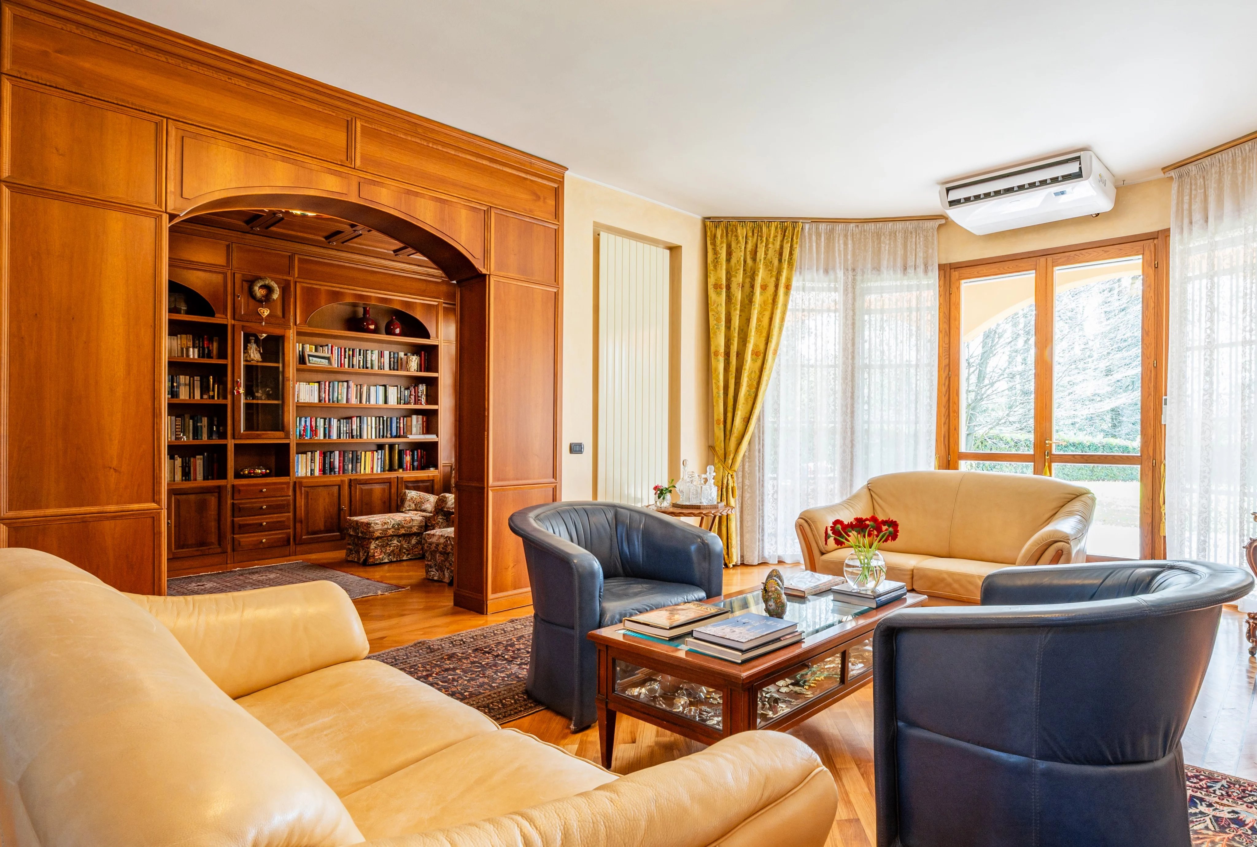 EXCLUSIVE VILLA WITH GARDEN AND TERRACES IN CARIMATE, NEAR COMO LAKE