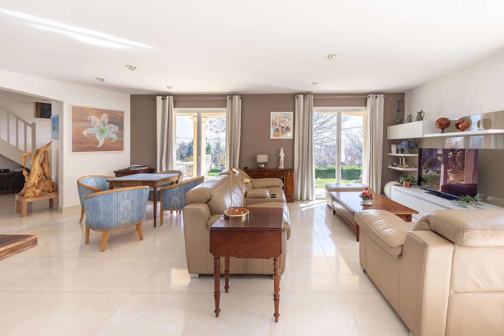 Propriété d'env 240 m² avec piscine sur Morancé