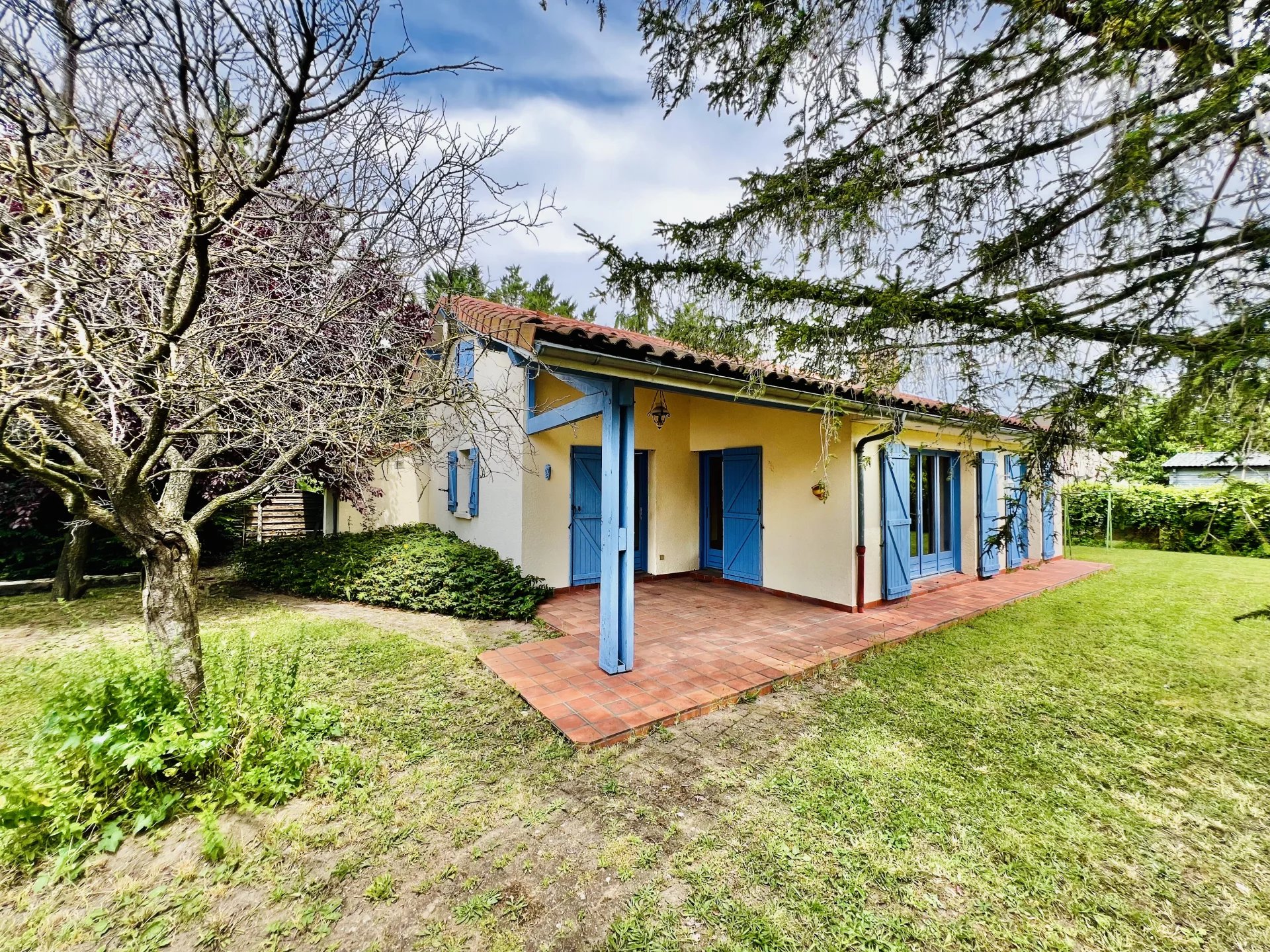 Villa type 5 avec jardin, piscine et garage.