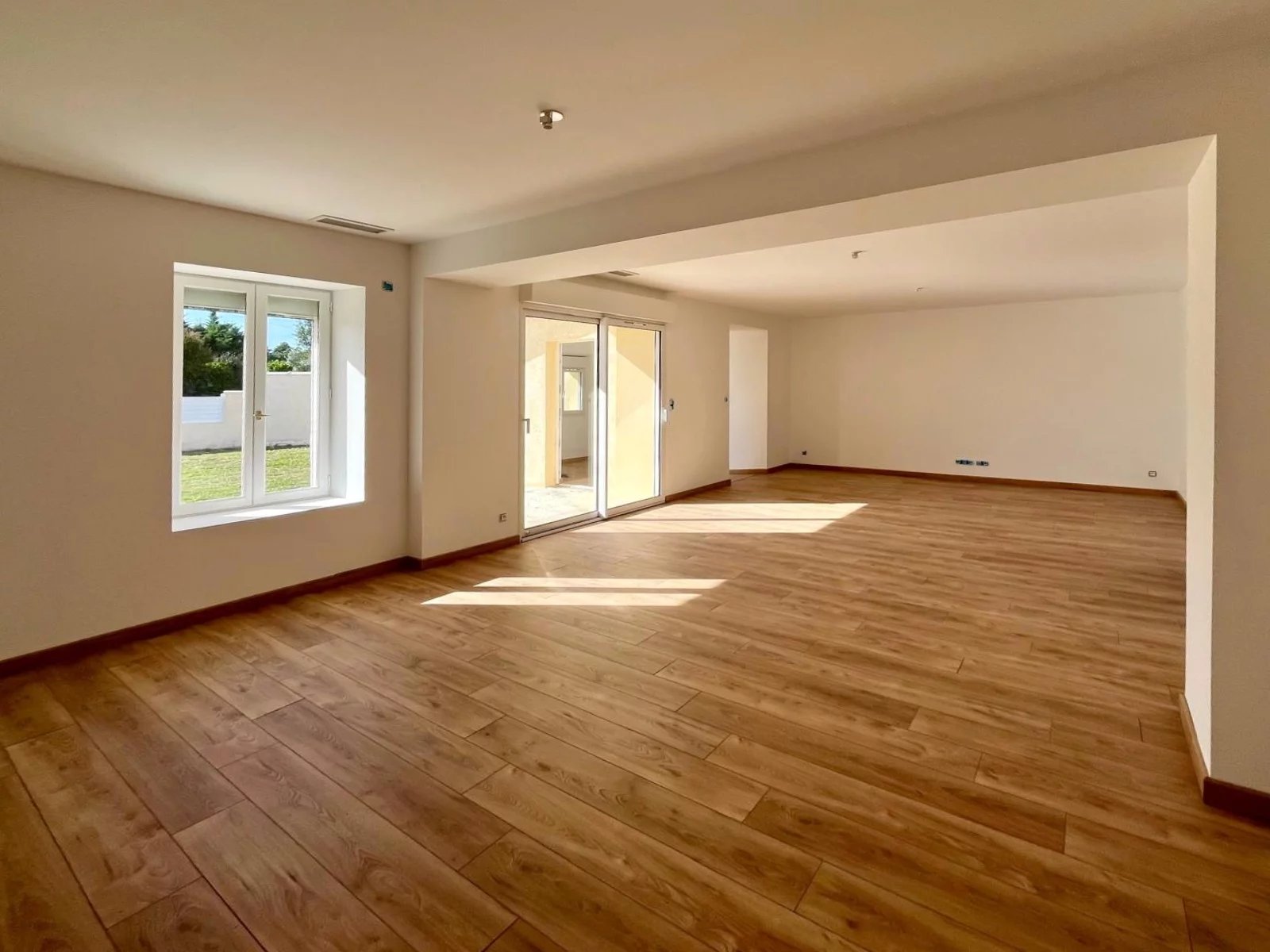 ST MEDARD D'EYRANS, Maison 121m² mitoyenne d'un côté sur 700m² de terrain