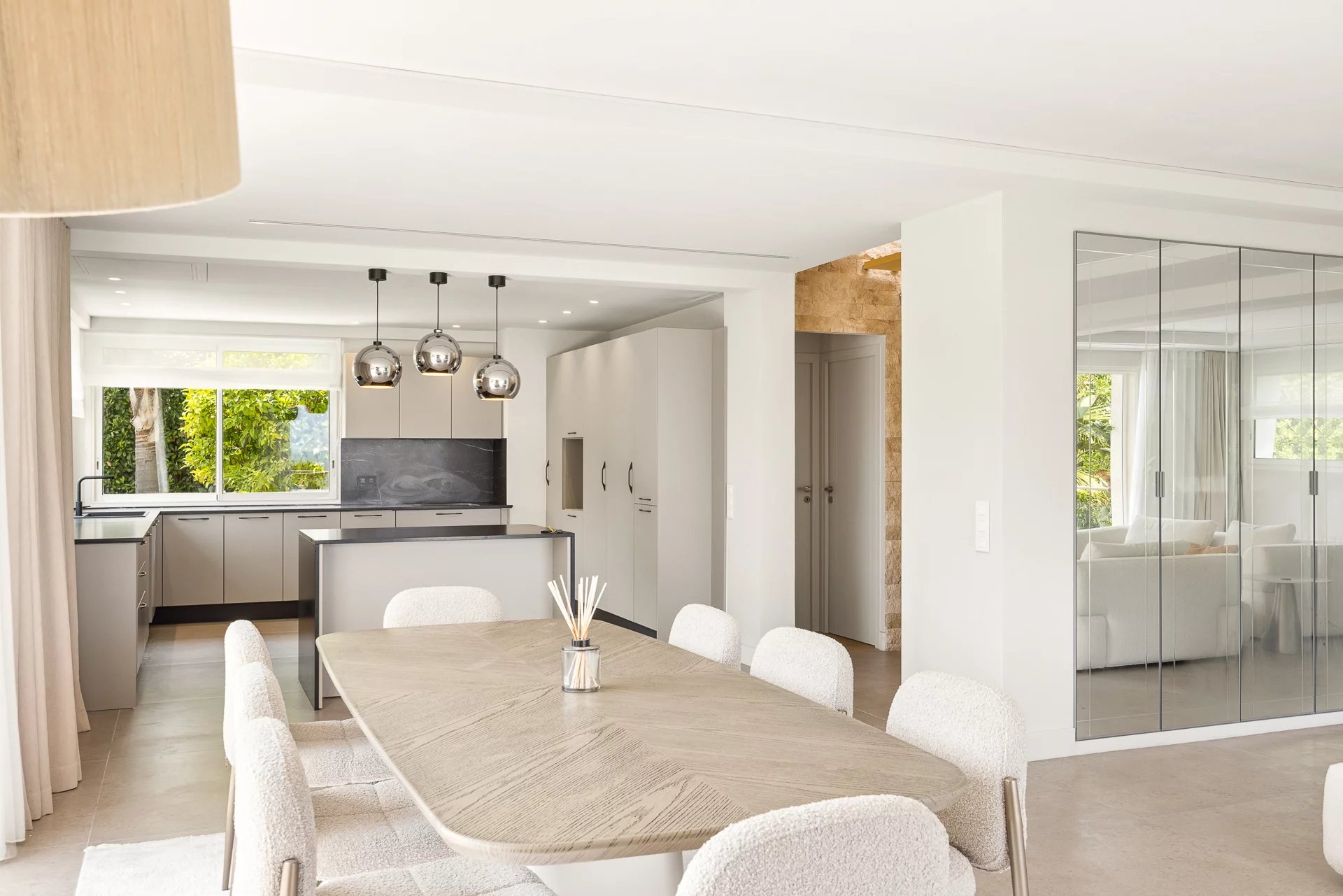 SPLENDID RENOVATED CONTEMPORARY VILLA OF 320 SQM LOCATED IN A PRIVATE ESTATE