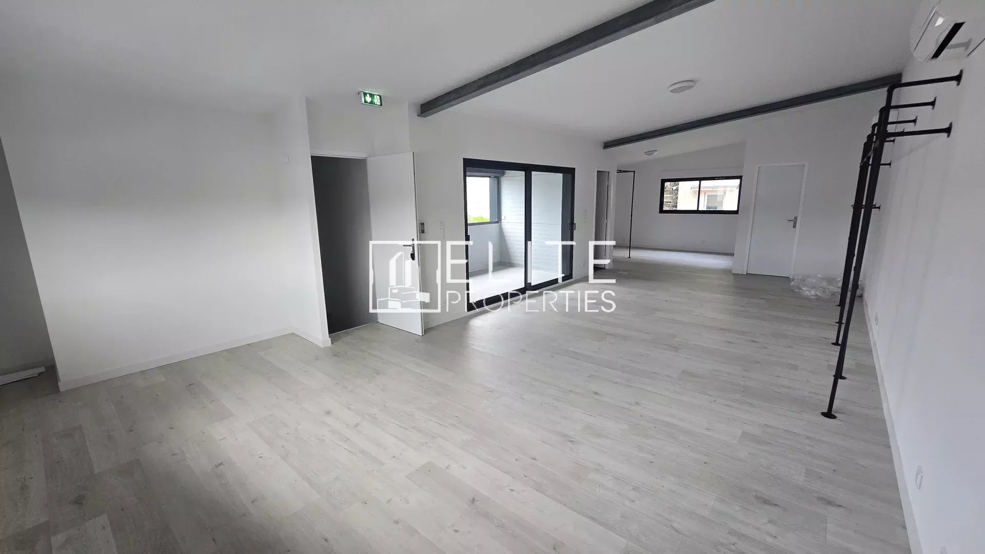 LOCAL COMMERCIAL DE 83m² + PARKINGS MOUGINS - Photo 2