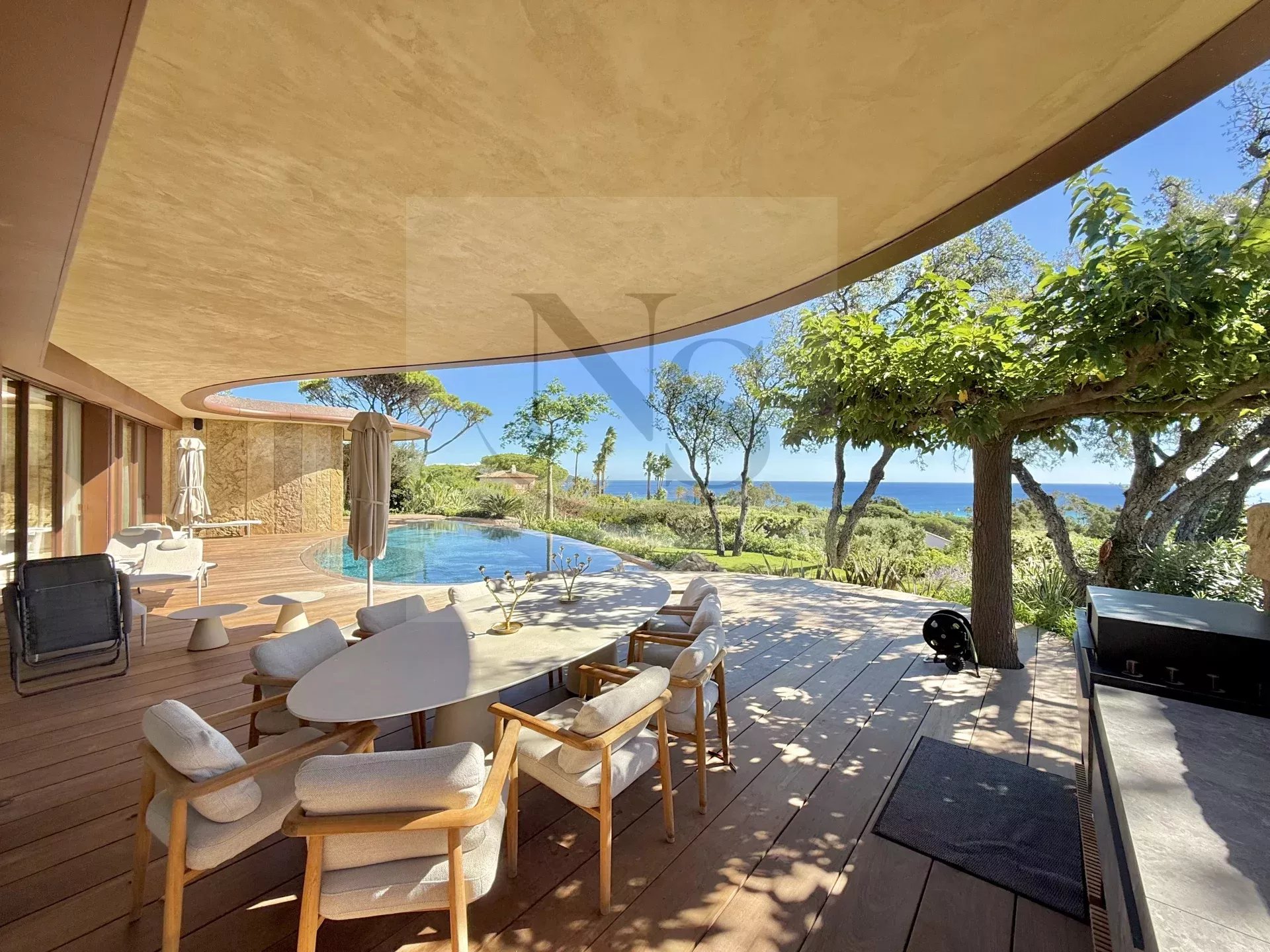 RAMATUELLE / VILLA D’ARCHITECTE - BAIE DE PAMPELONNE - DOMAINE PRIVÉ - Photo 2