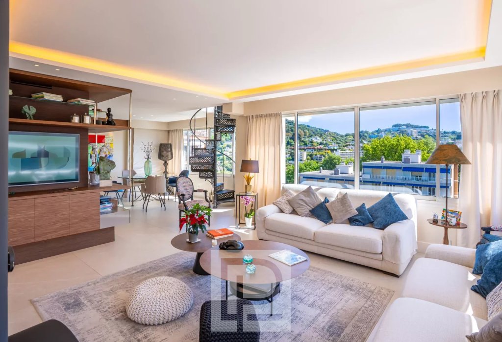 Apartment for sale in Le Cannet — Fully renovated luxury top floor apartment with huge furnished terrace