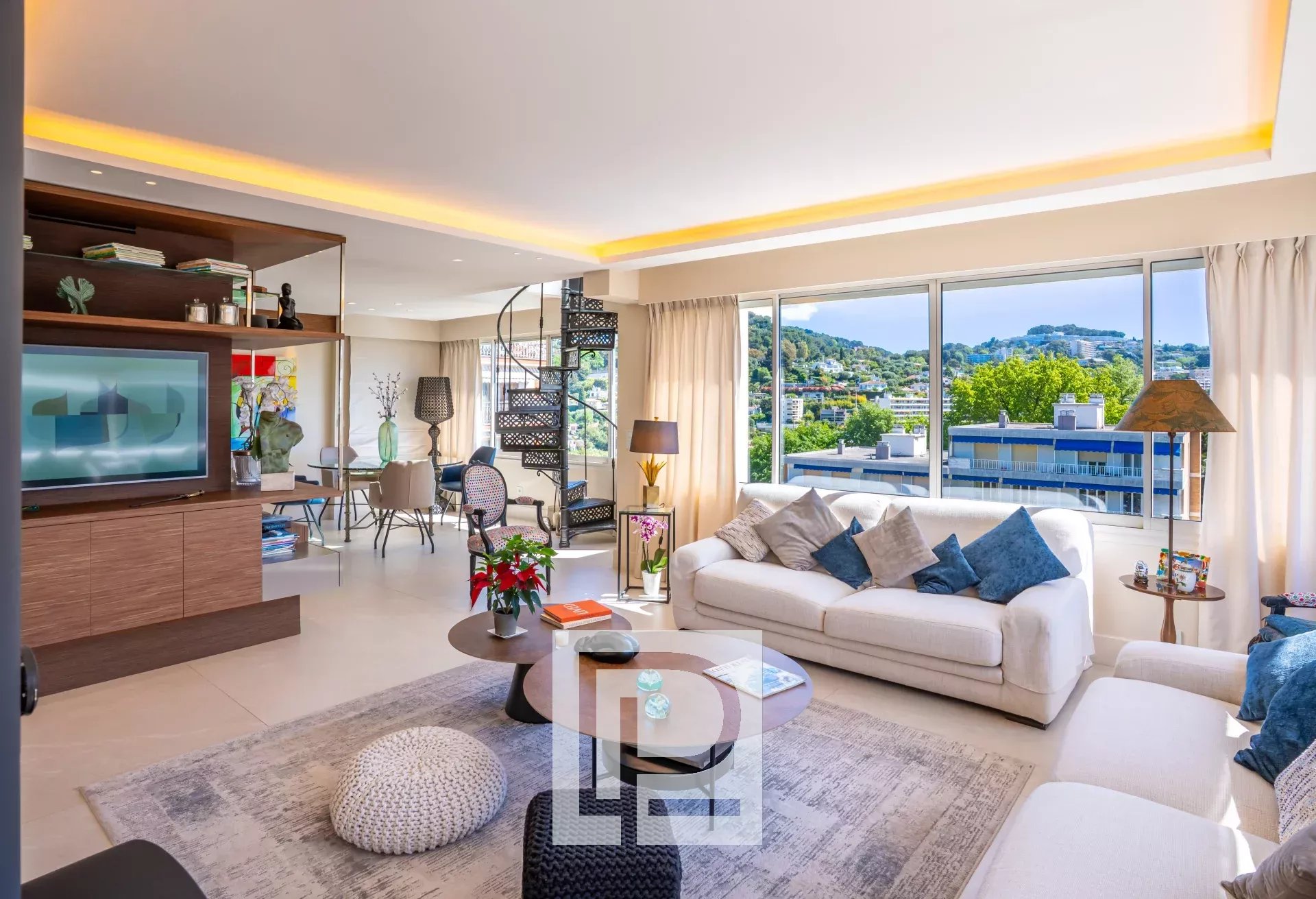 Fully renovated luxury top floor apartment with huge furnished terrace