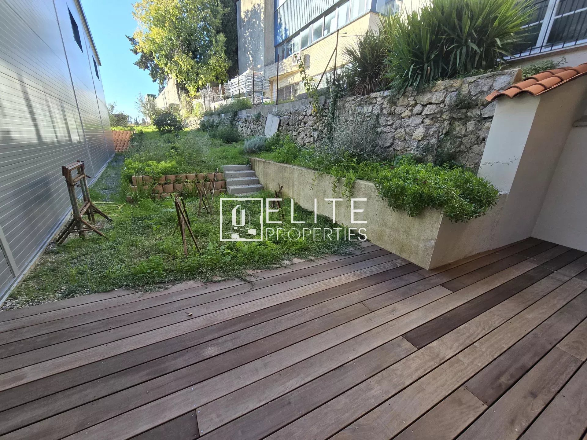 LOCAL COMMERCIAL DE 56m² NEUF + GARAGE – RDC – MOUGINS - Photo 4