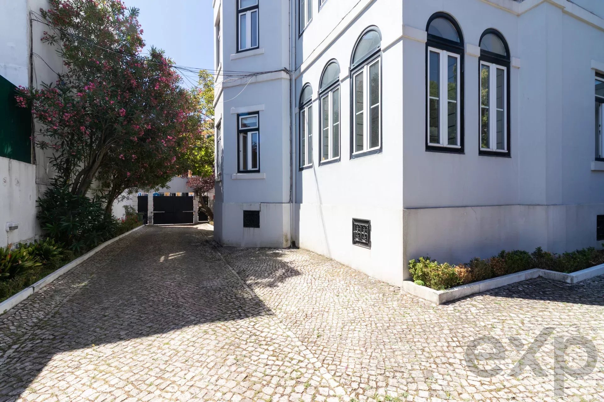 A 1909 Masterpiece: The Crown of Lisbon’s Hills 86119022 image 1