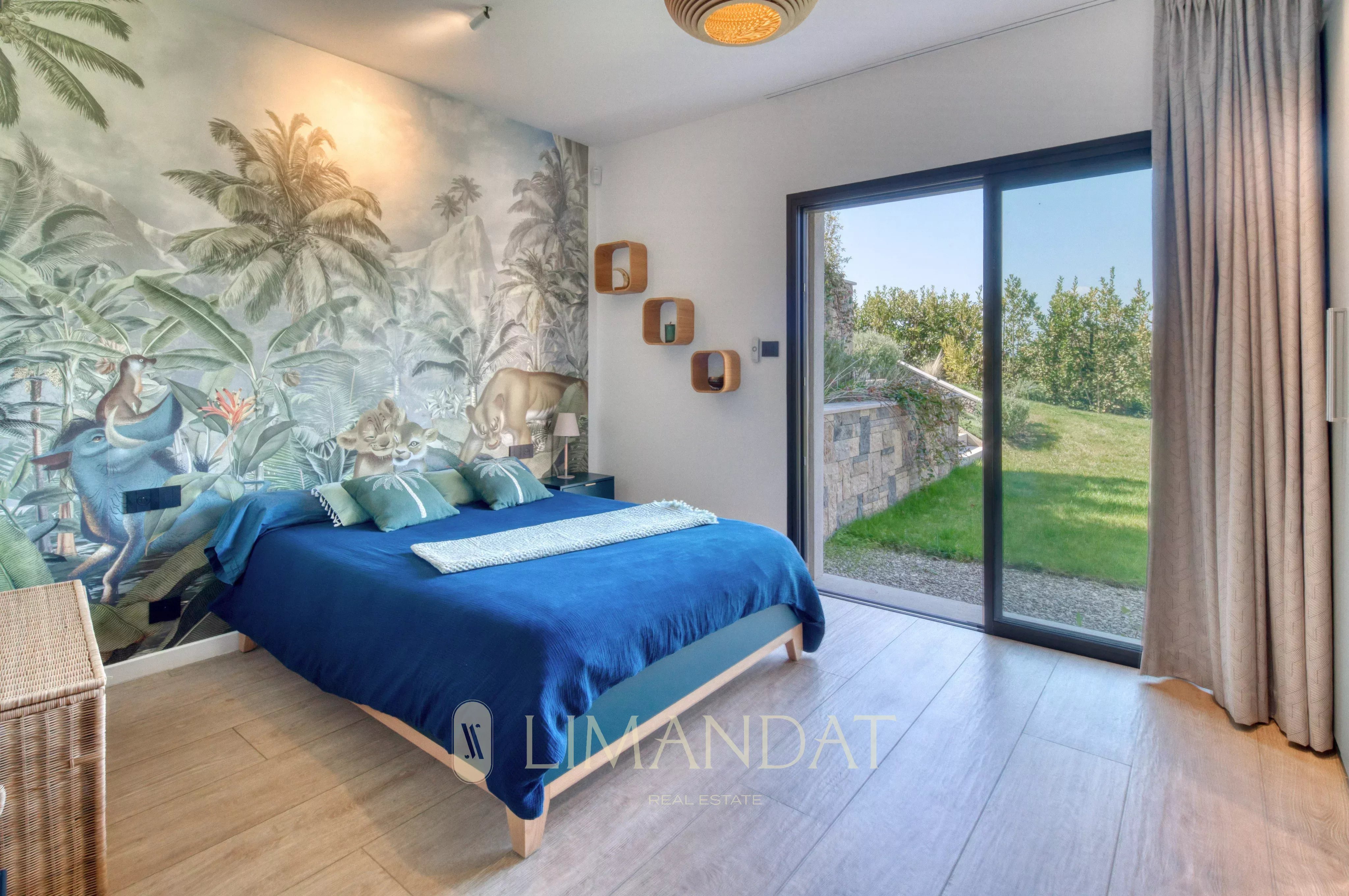 Near Cannes – Bali-Style Villa – 4 Bedrooms – Swimming Pool – Jacuzzi
