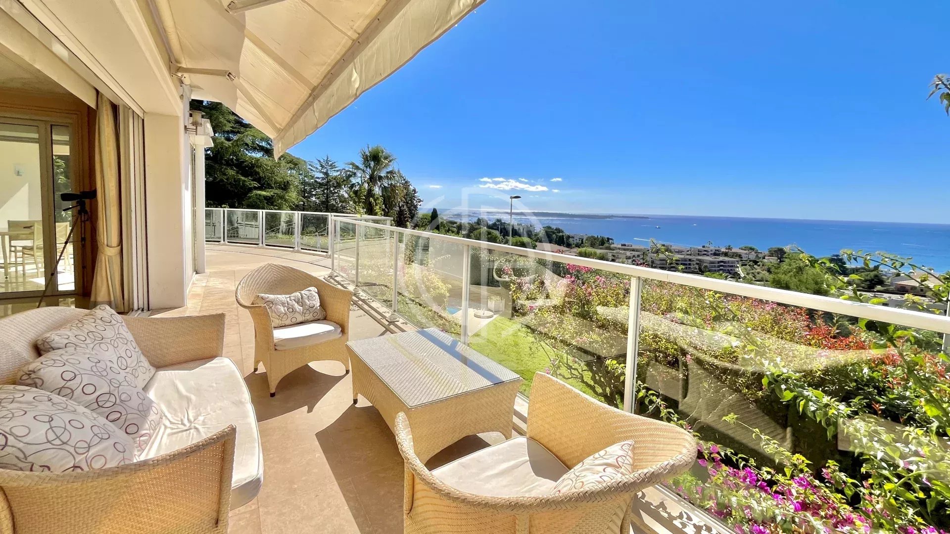 CANNES - LUMINEUSE VILLA VUE MER