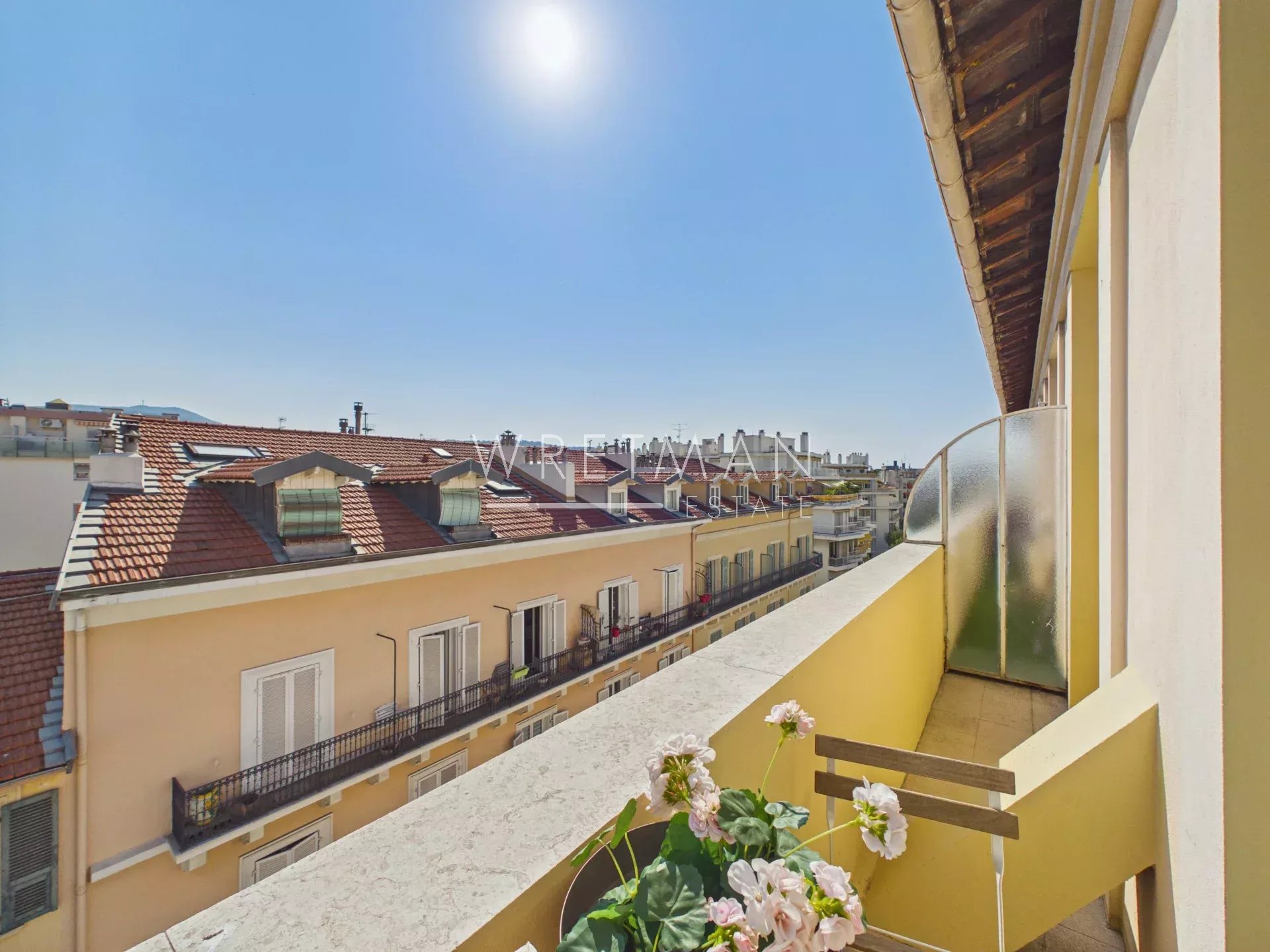 Bel appartement 3 pièces au dernier étage avec balcon – Nice Carré d'Or