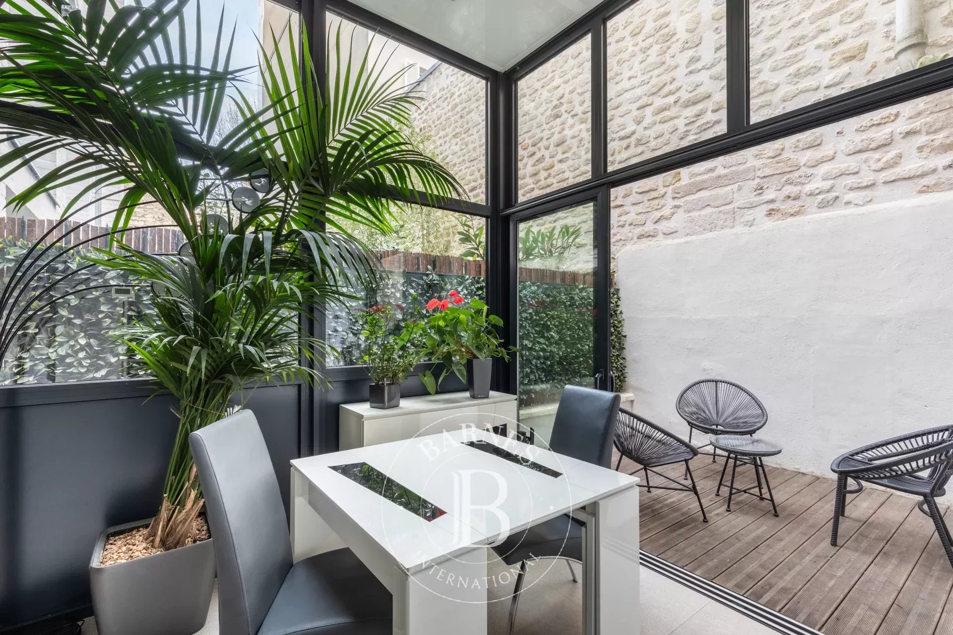 Neuilly-Sablons - Private road - Former townhouse - Charming apartment with terraces - 2 bedrooms - Close to shops and transport services - Pasteur school sector