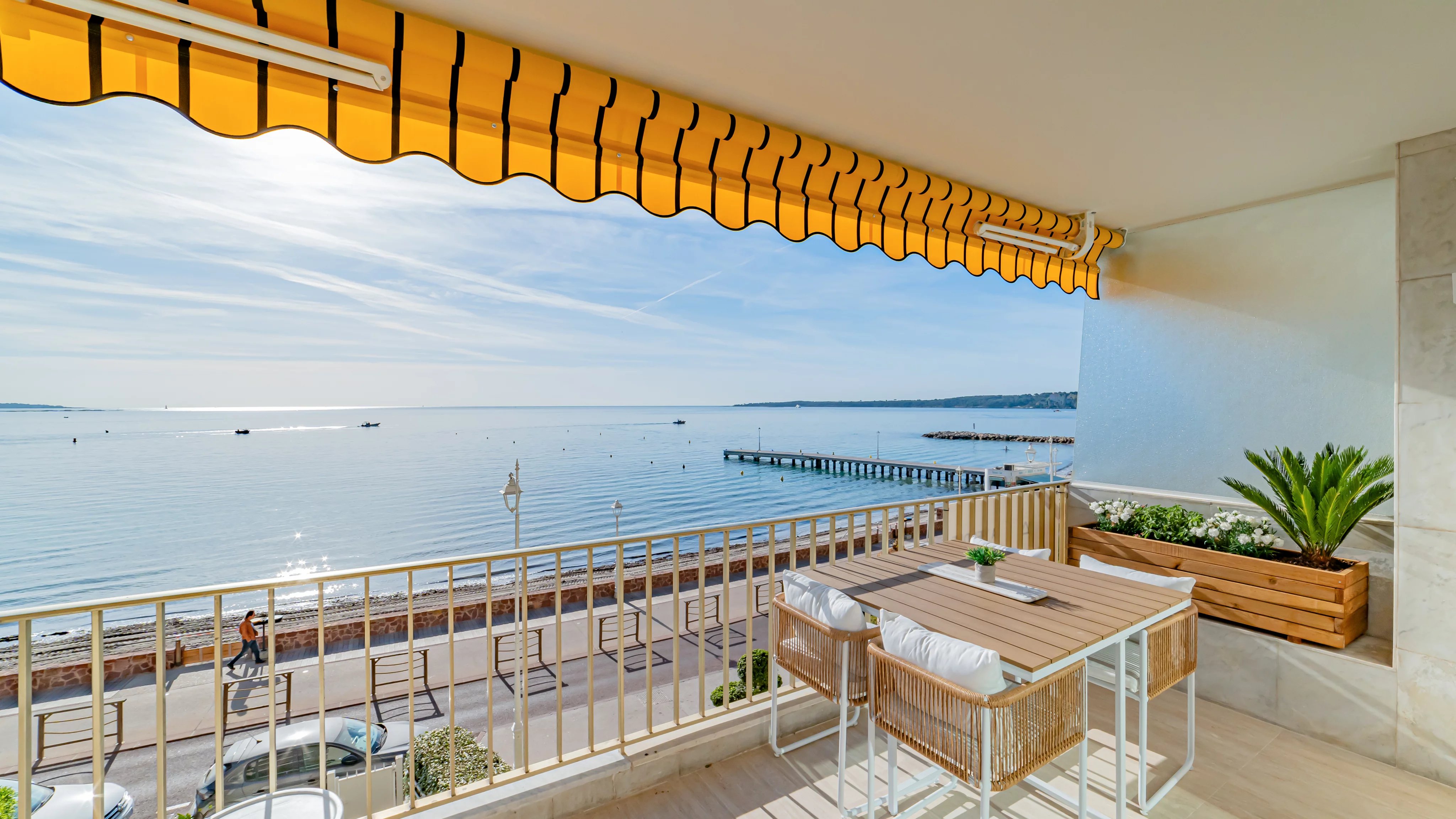 Appartement 3 Pièces en Front de Mer avec Vue Panoramique – Pointe Croisette