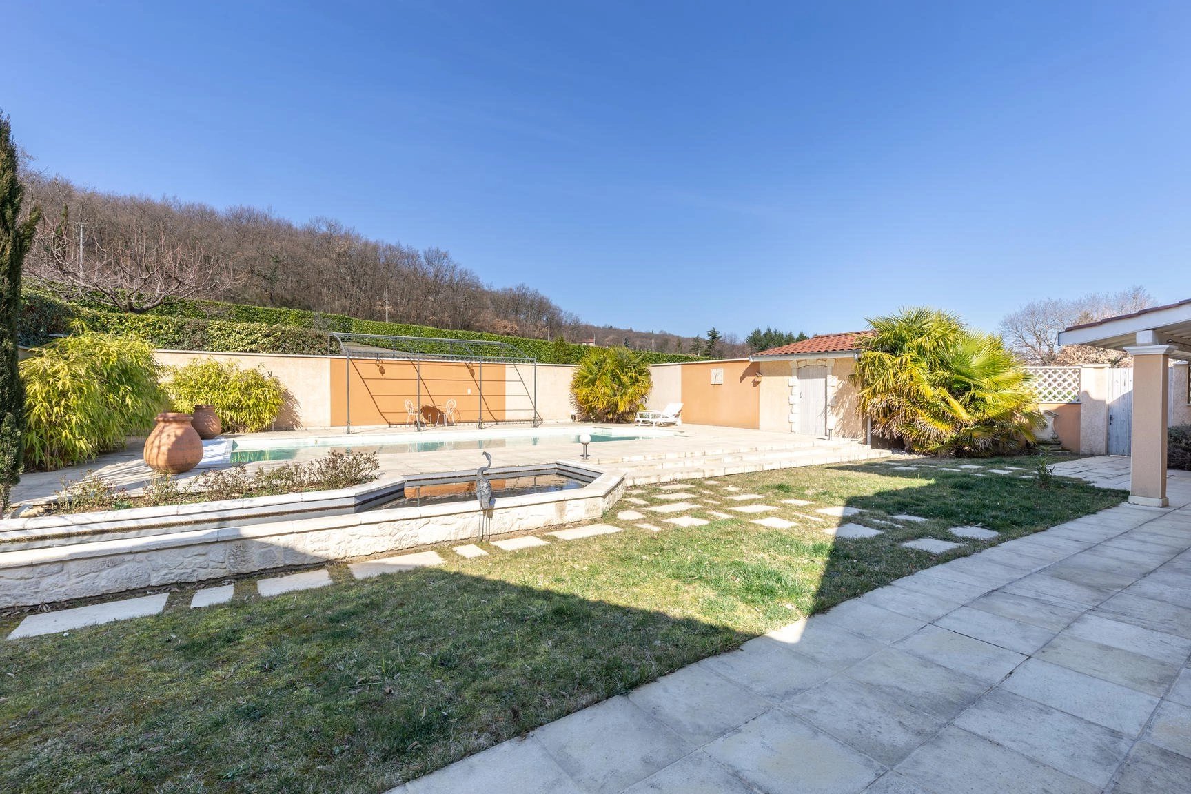 Propriété d'env 240 m² avec piscine sur Morancé