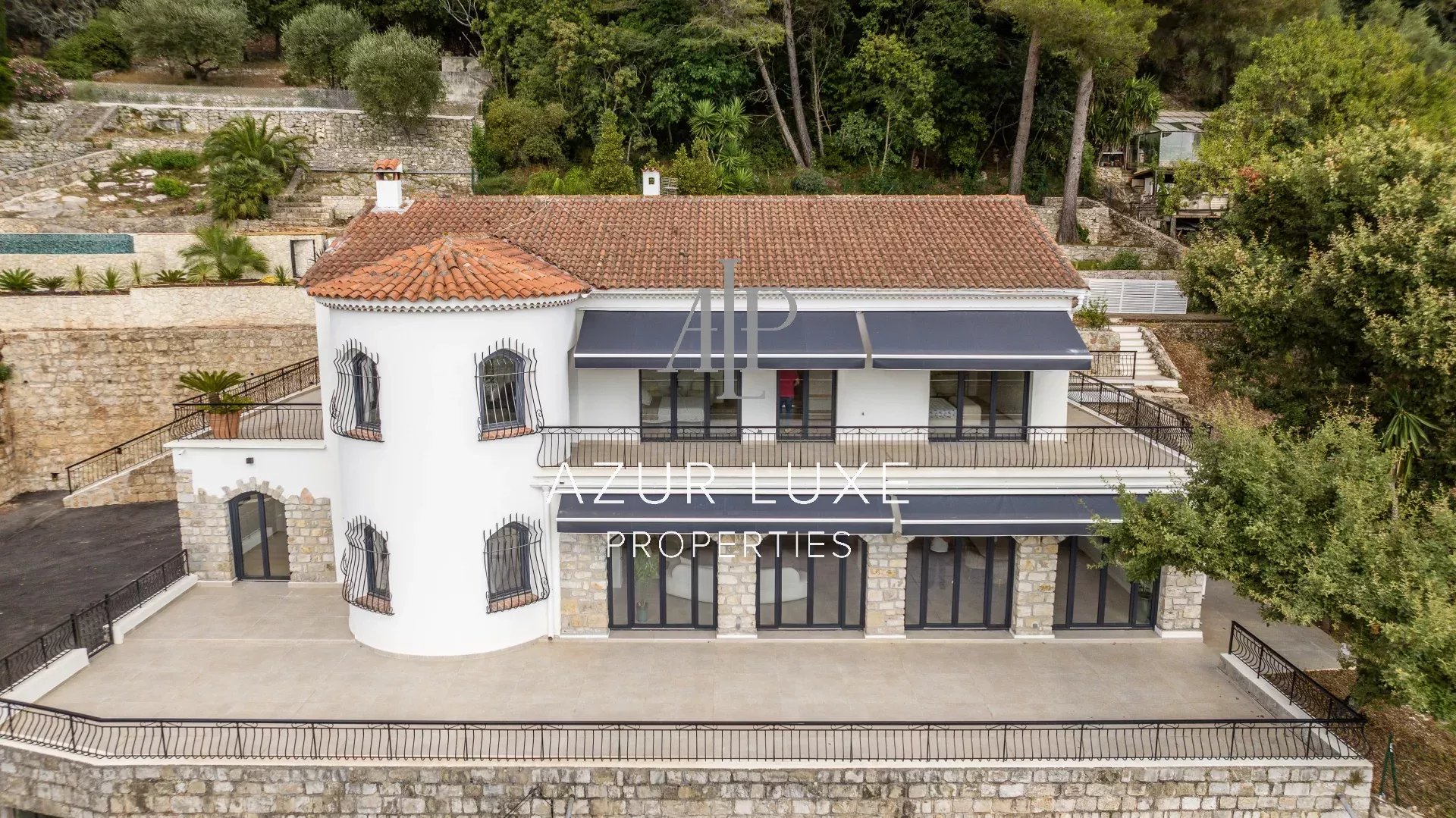 Magnifique Villa 8 pièces de 394m² entierement rénovée secteur Mont Leuze - Piscine  - parkings