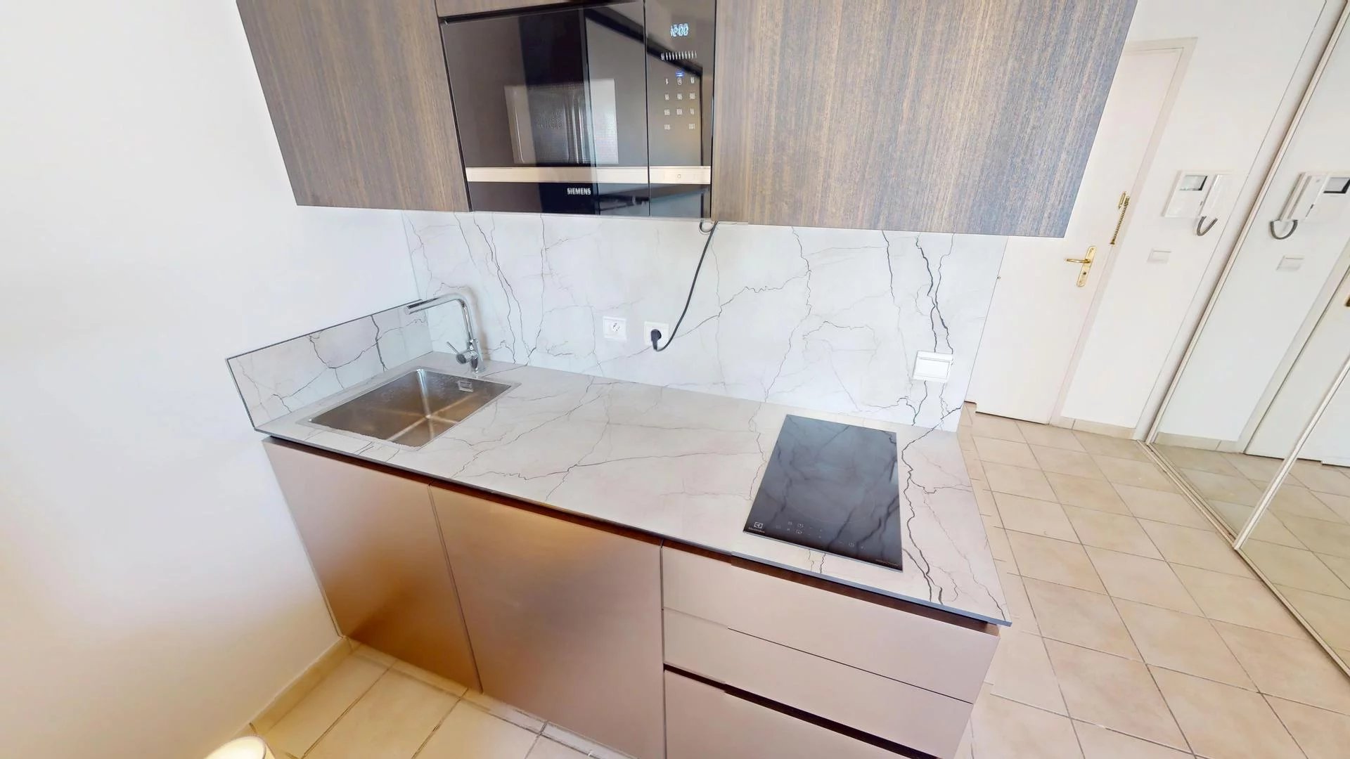 GIOTTO - Magnifico monolocale con balcone vista mare e garage nel centro di Mentone