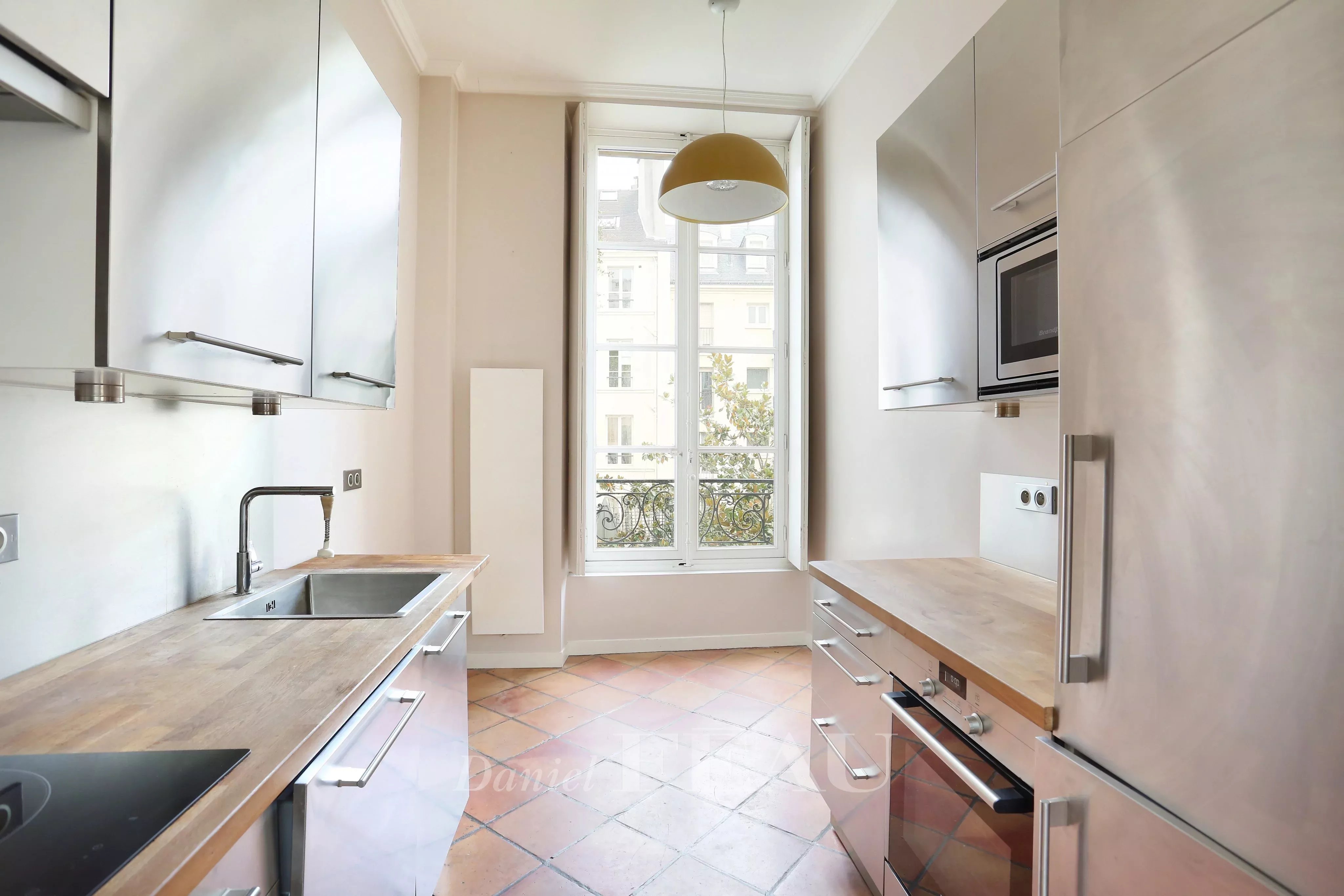 Kitchen Natural light Stainless steel Tile