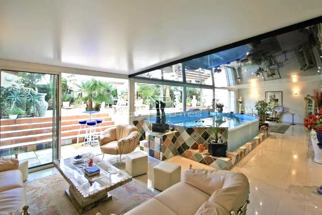 Nice, Appartement-villa avec piscine en plein cœur de ville