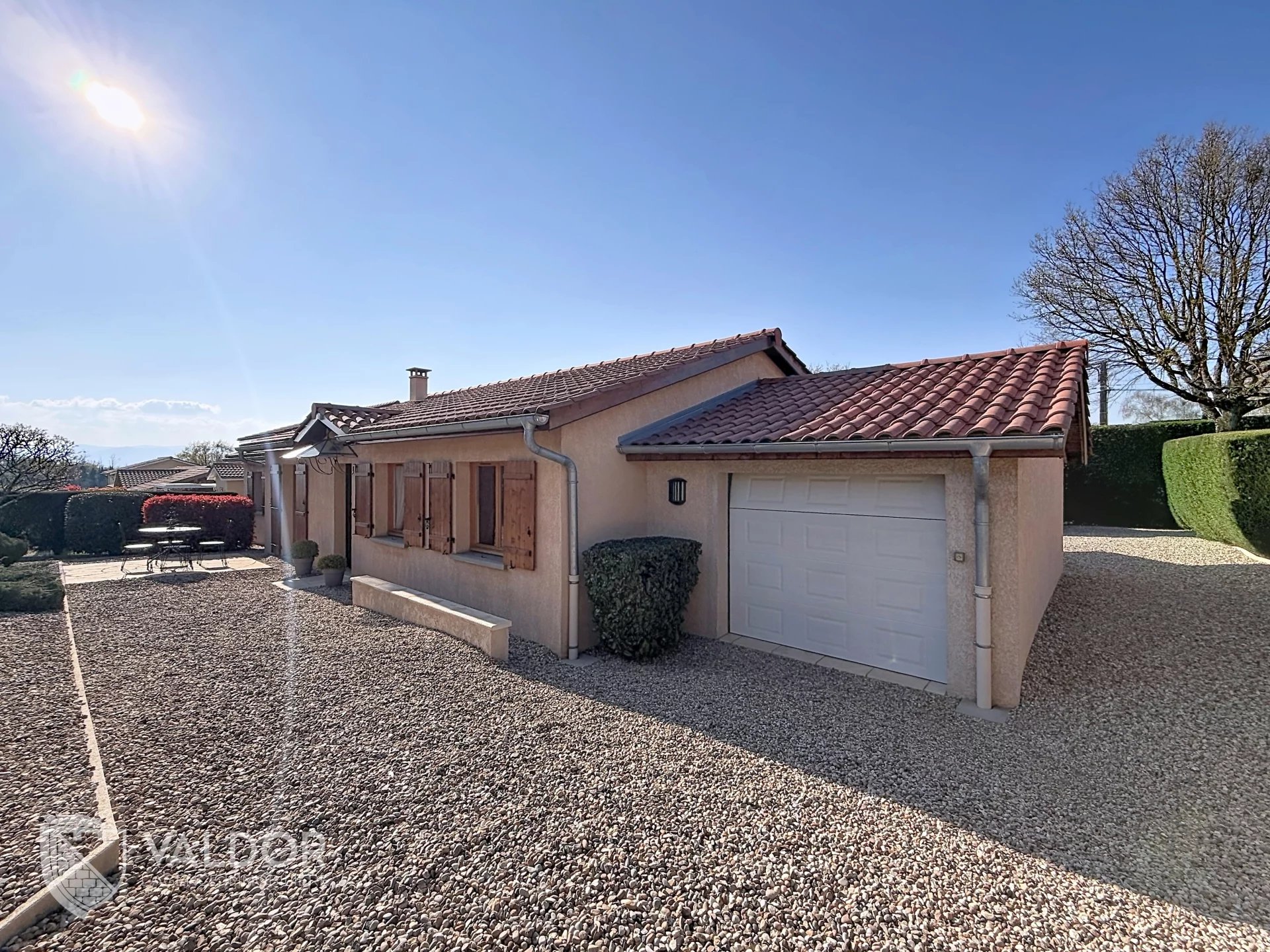 MONTMERLE-SUR-SAÔNE – Maison de plain-pied avec piscine
