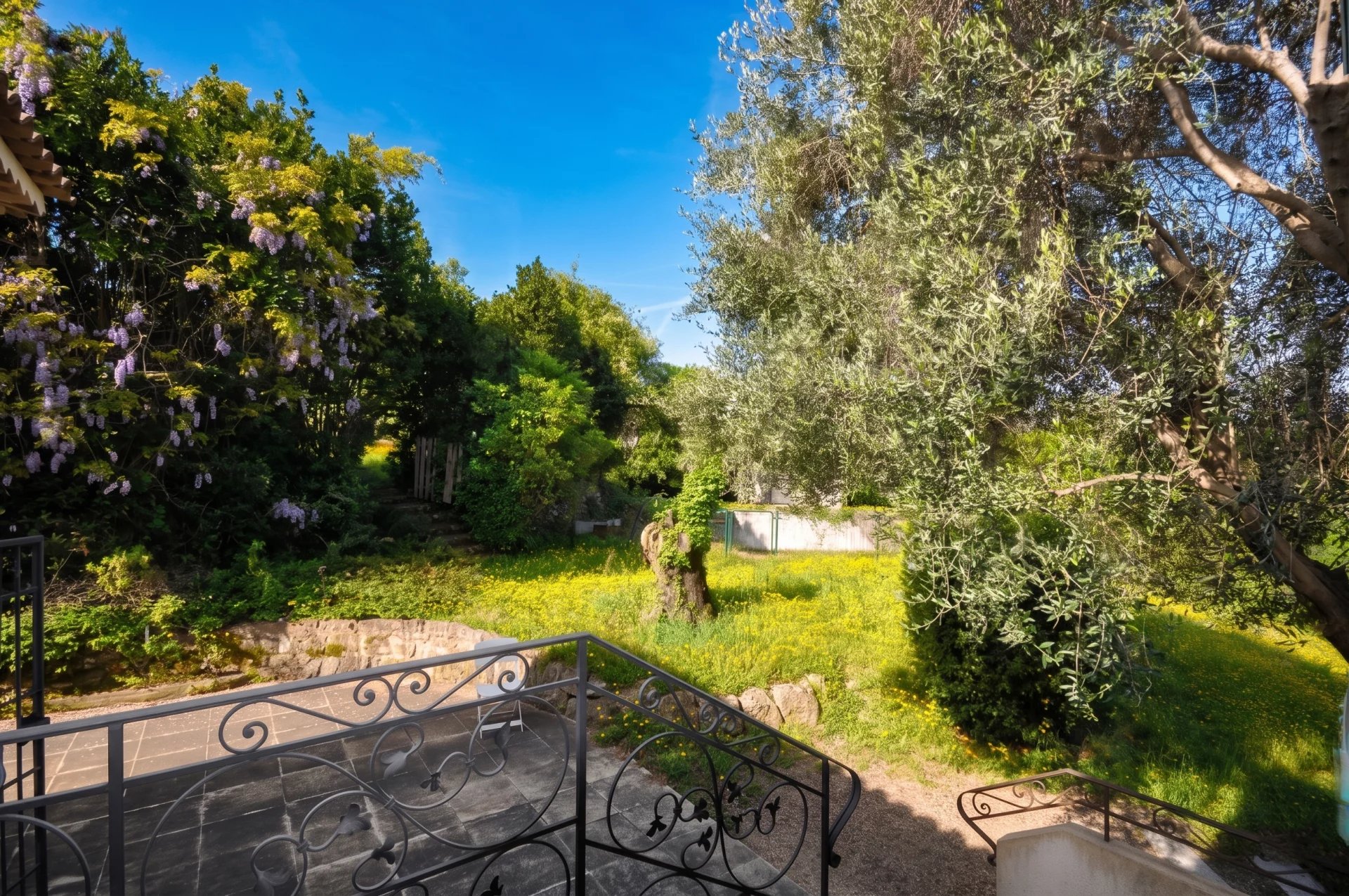 MOUGINS-PROPERTY 2 VILLAS ON A FENCED AND WOODED  PLOT OF 6700 M²