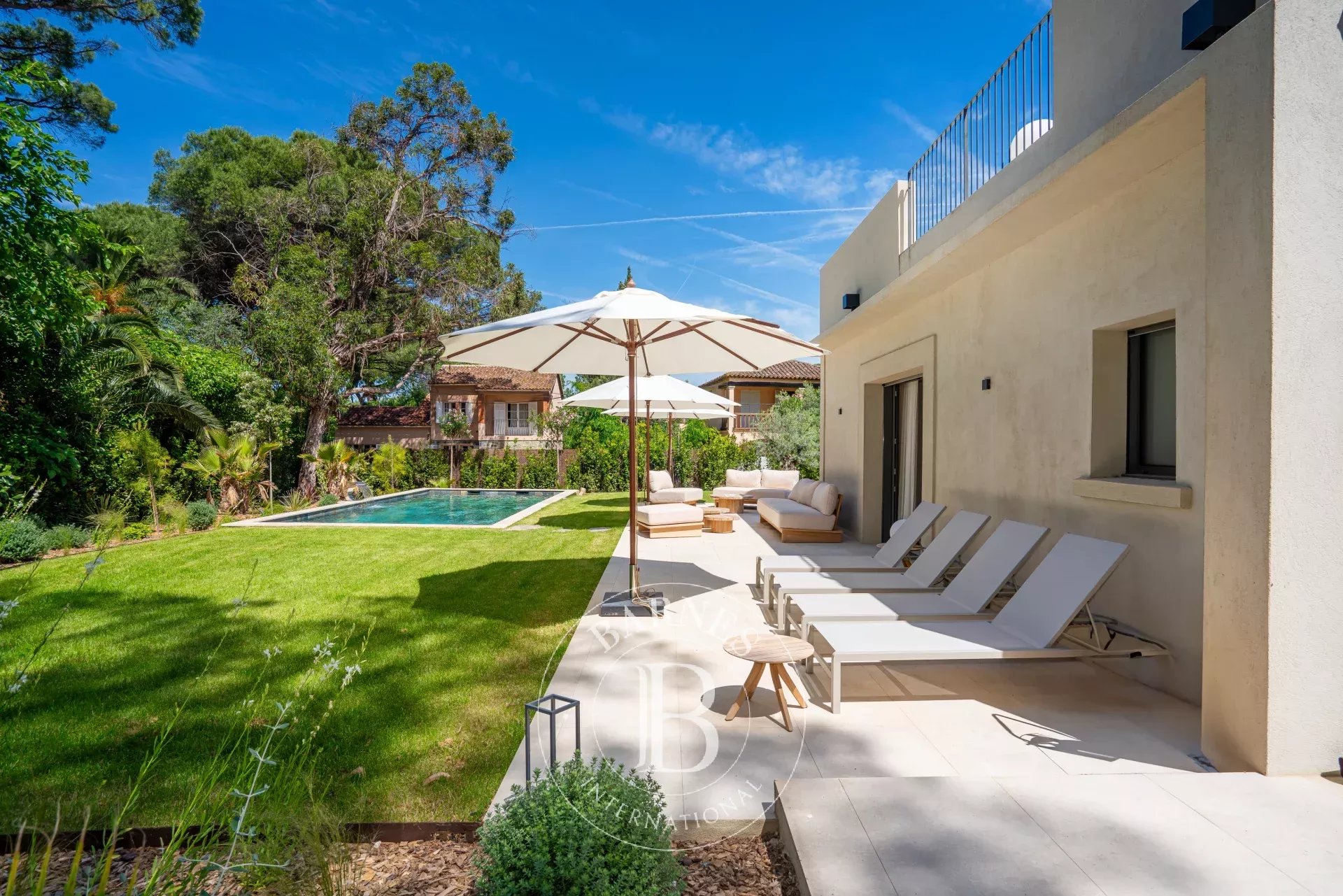SAINT-TROPEZ – CLOSE TO VILLAGE – RENOVATED HOUSE WITH 5 BEDROOMS AND POOL - picture 14