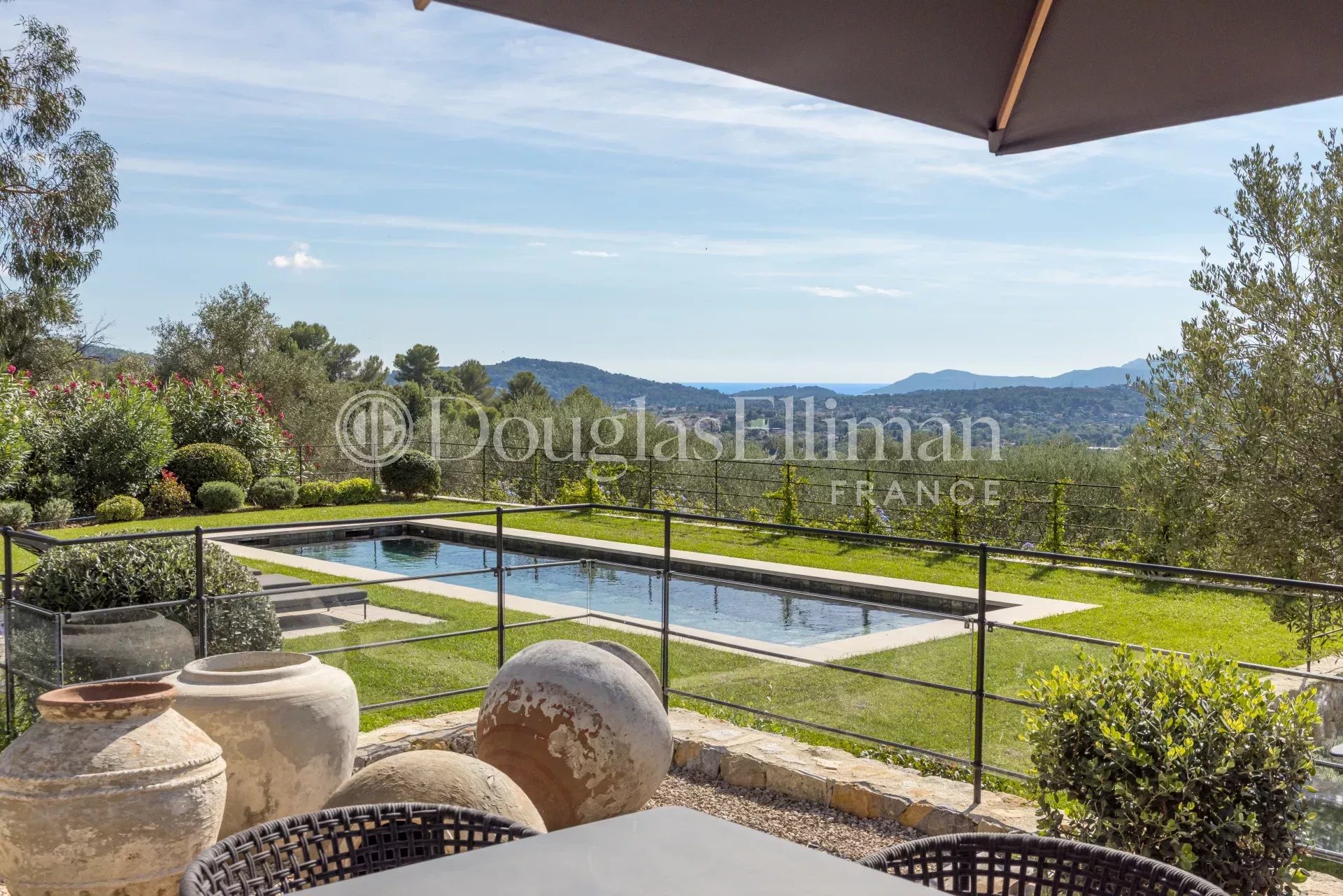 PROCHE VALBONNE – Villa d’exception avec vue mer et oliveraie - Image nᵒ2
