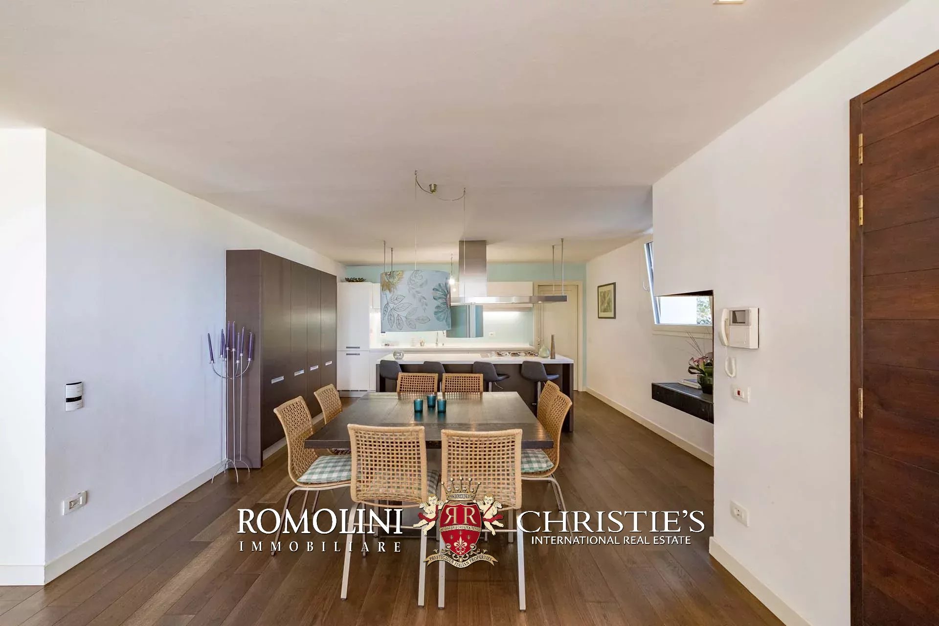 6 Bedroom Villa/Townhouse's Image 38
