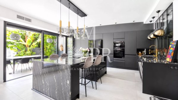 Elegant Contemporary Townhouse - Tropical inspiration — photo 5