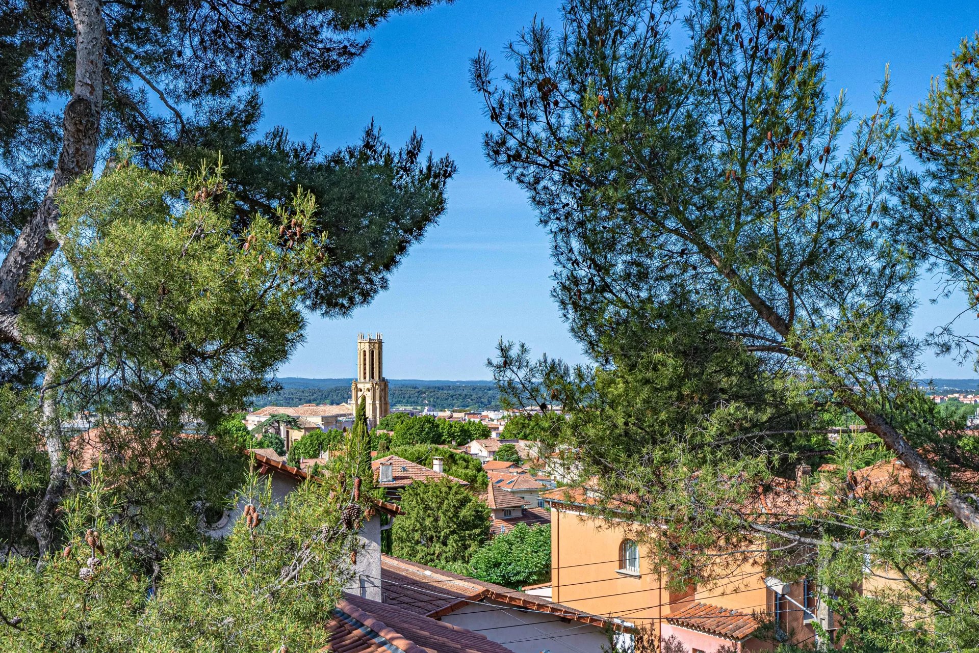 Aix en Provence – A bright 3/4 bed apartment with a balcony