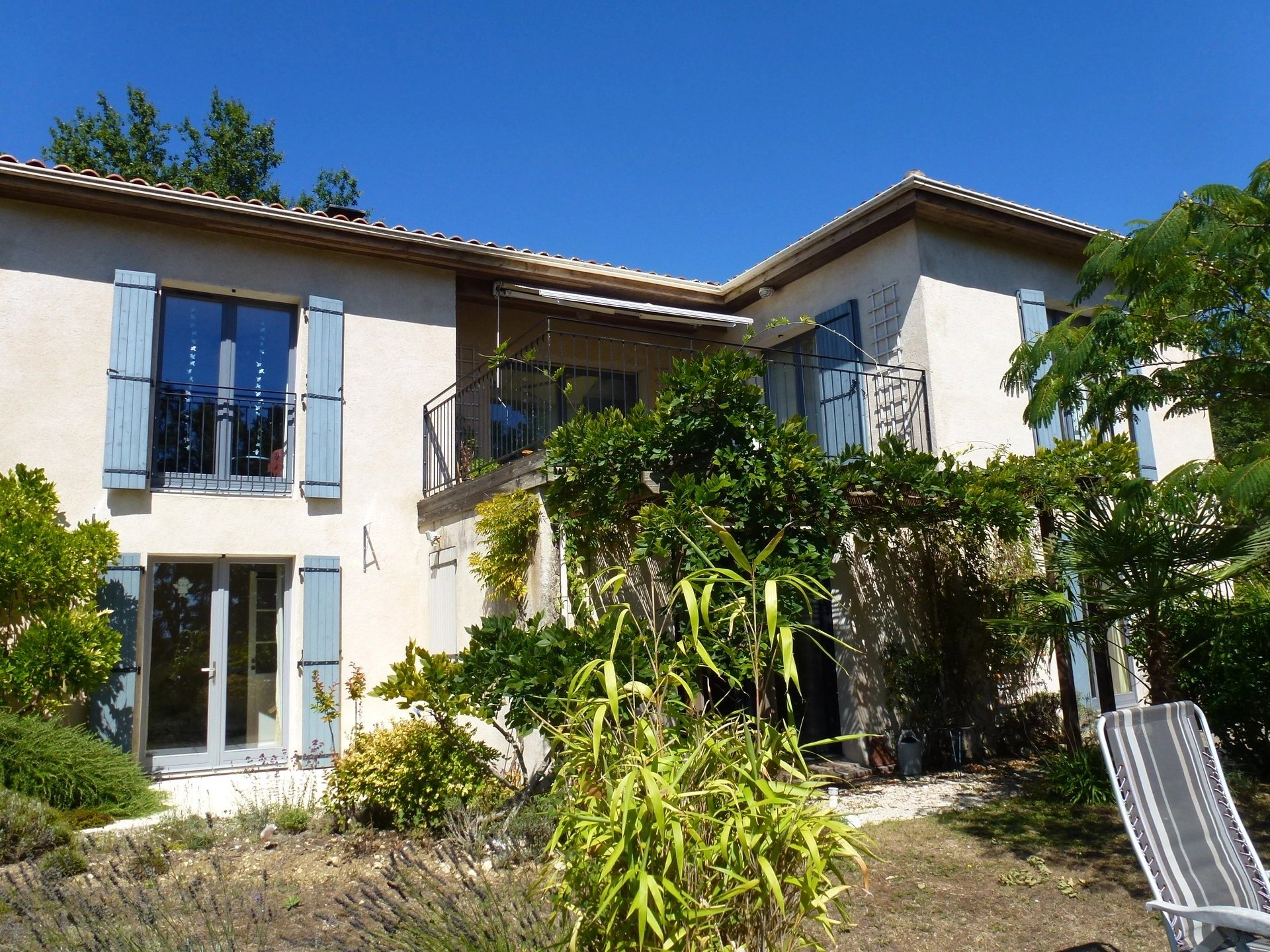 Maison familiale située à proximité d'un village populaire au bord de la rivière