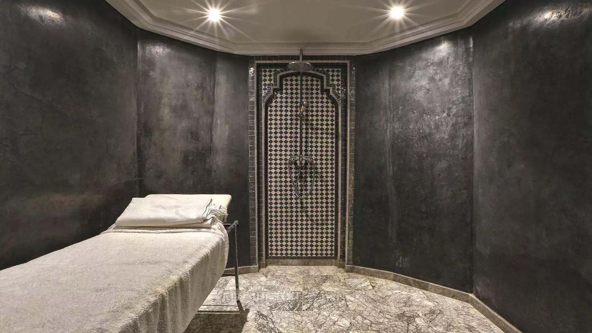 8 Bedroom Villa/Townhouse's Image 34