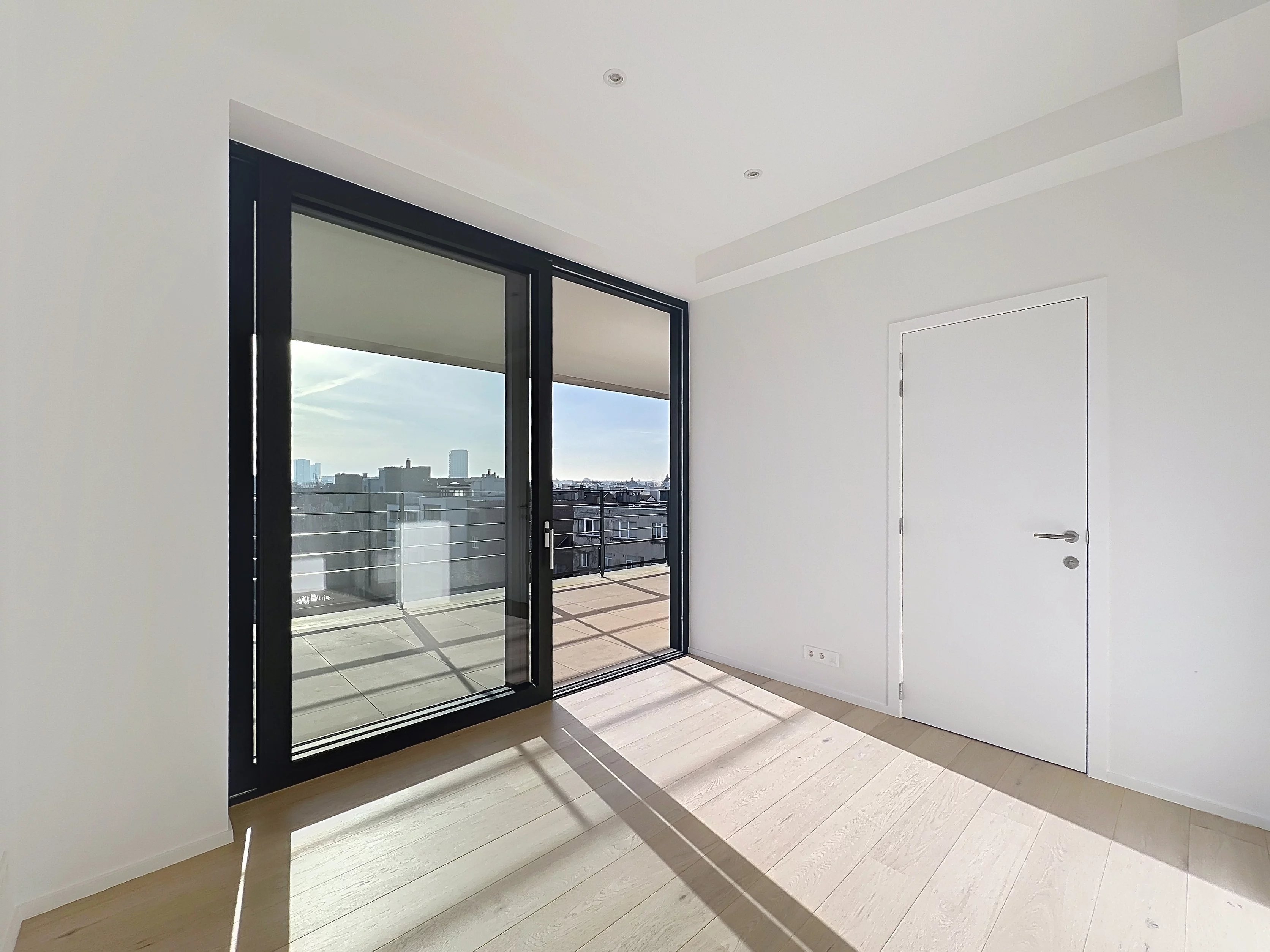 Ixelles - Very nice bright 4 bedroom terrace apartment