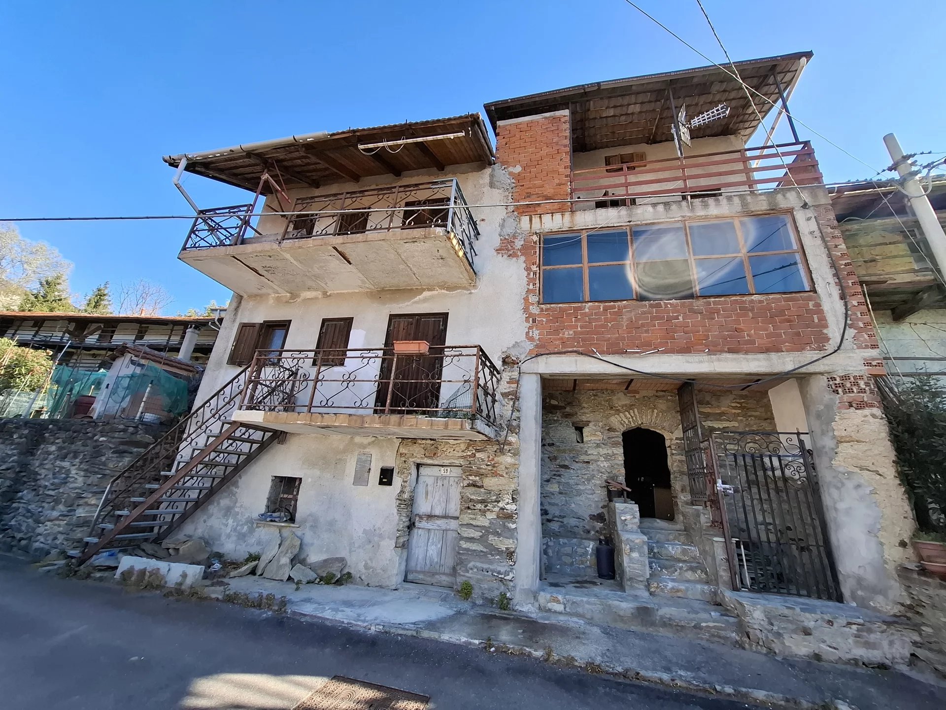 CASA DI AMPIA METRATURA A ROCCA