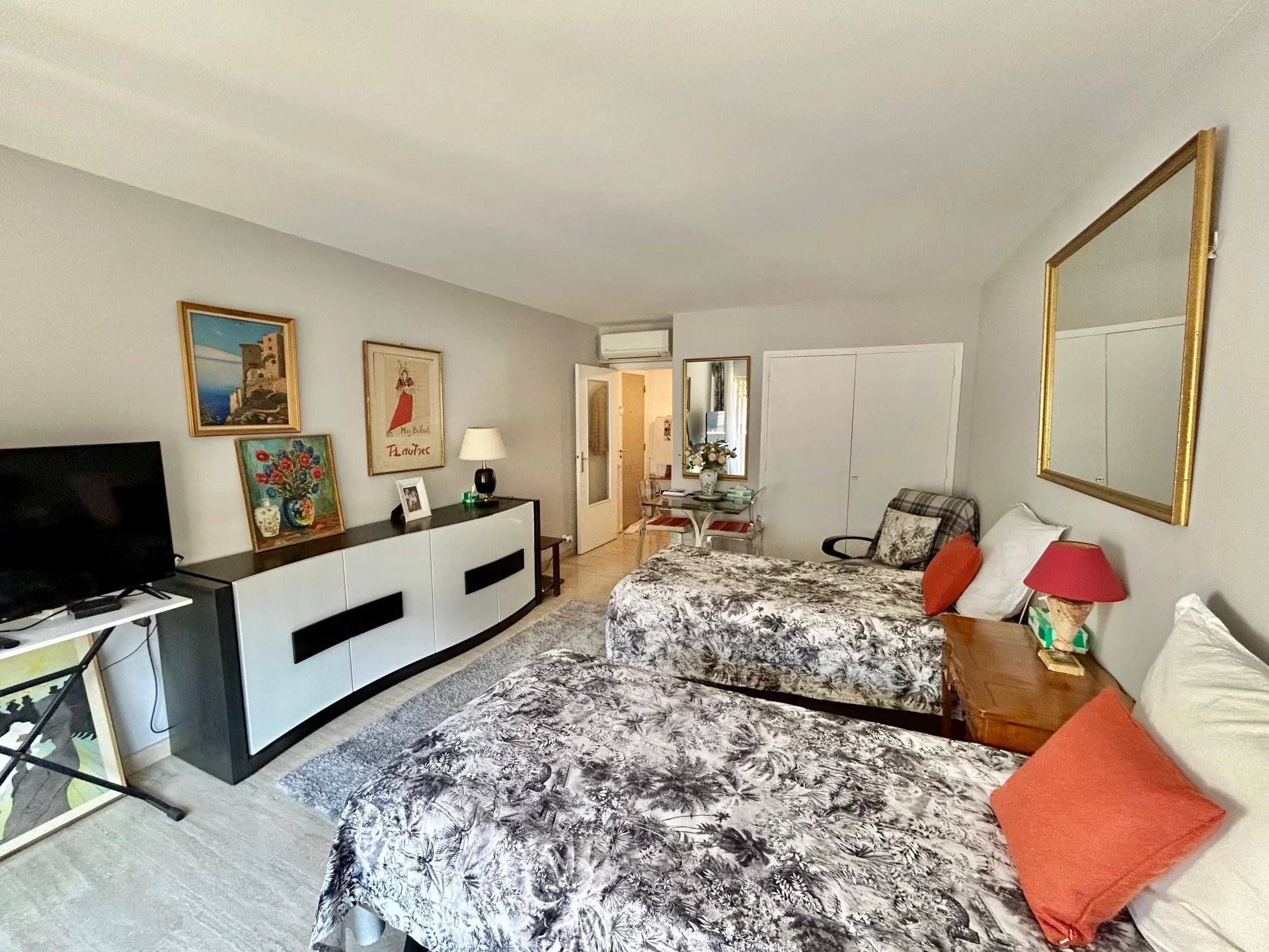 CANNES CARRÉ D'OR - LARGE ONE-BEDROOM WITH BALCONY