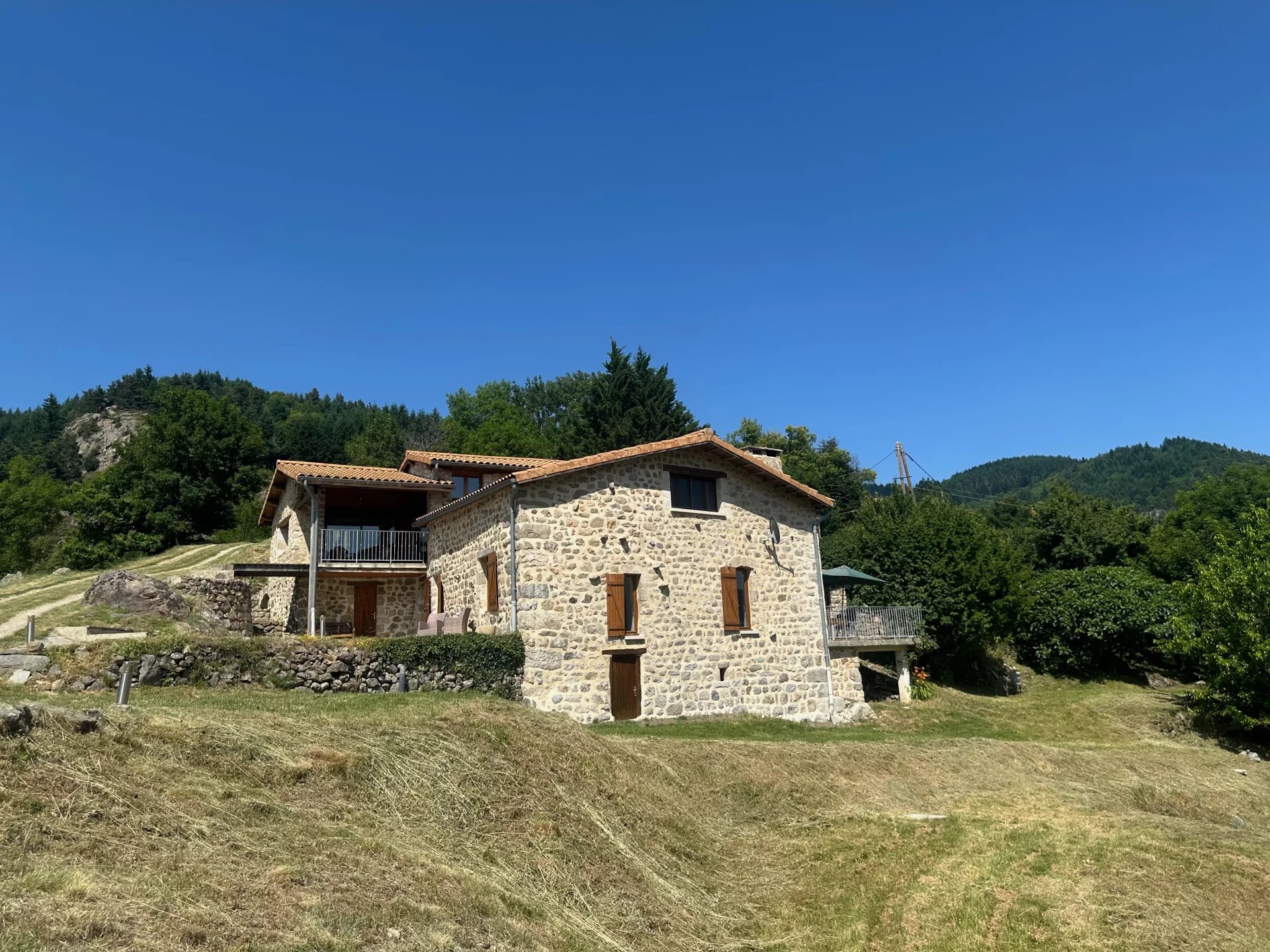 Propriété en pierre rénovée 243 m² habitables Vue imprenable Vallée de l'Eyrieux