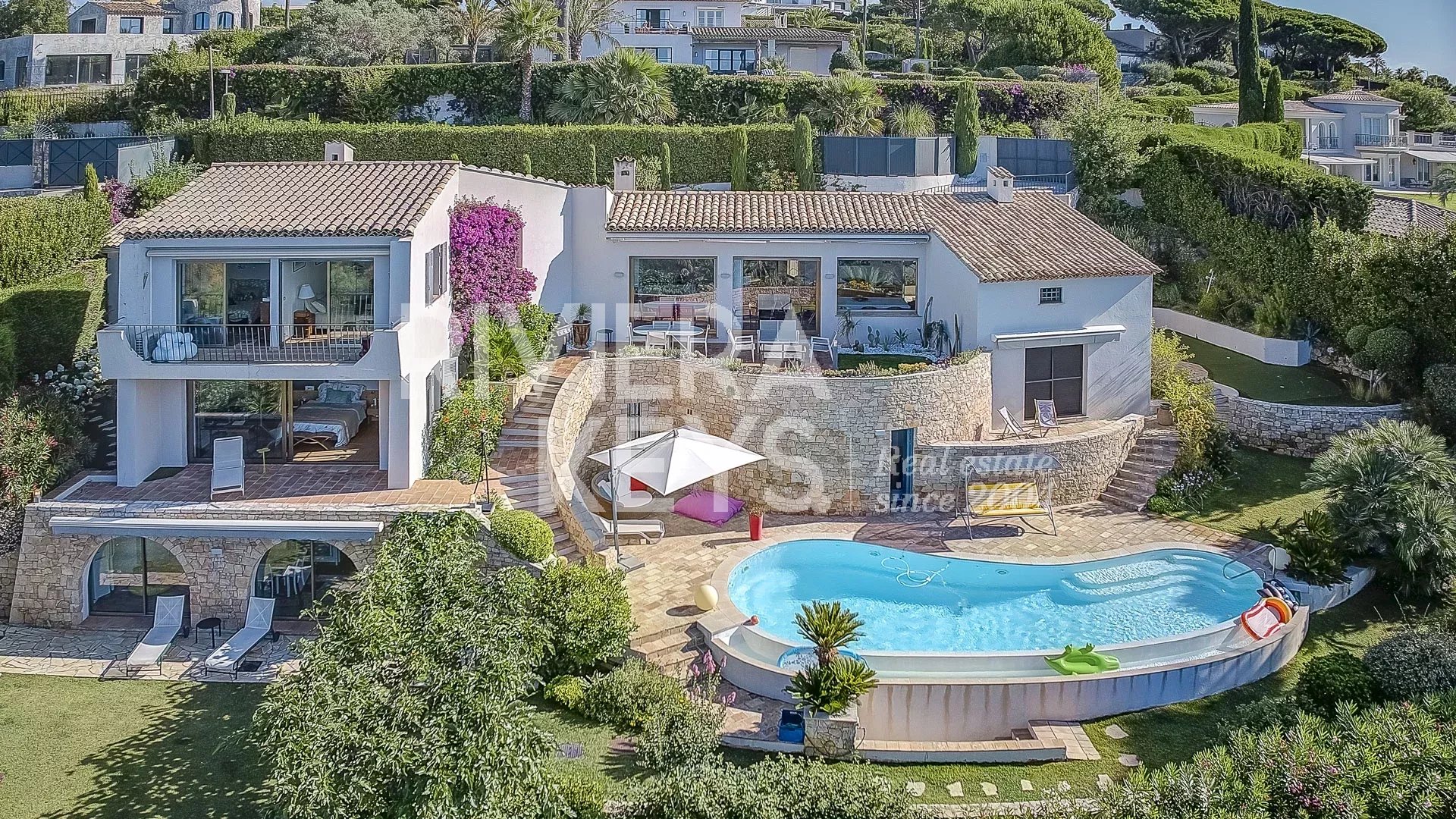 CANNES – Super-Cannes: Architektenvilla mit 5 Zimmern, Pool und Meerblick