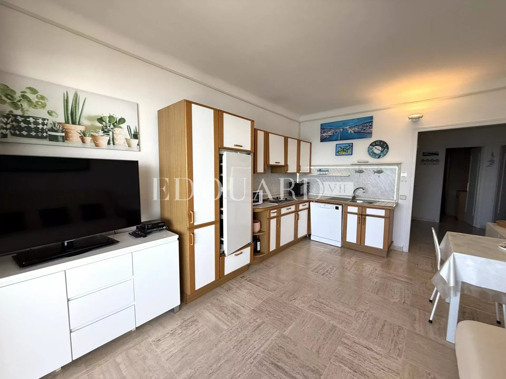En exclusivité trois pièces face aux plages avec terrasse, splendide vue mer panoramique et garage - Photo 4
