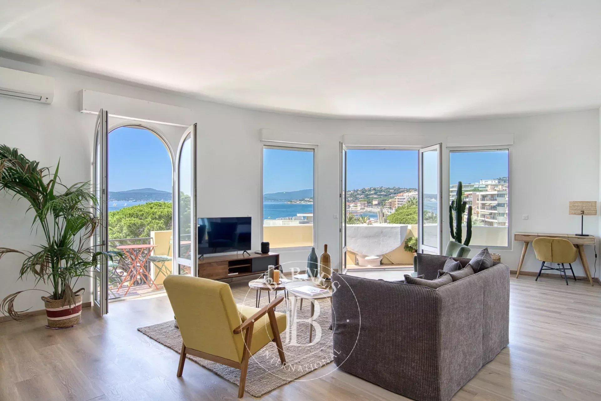 SAINTE-MAXIME - RENOVATED APARTMENT - DOWNTOWN - SEA VIEW