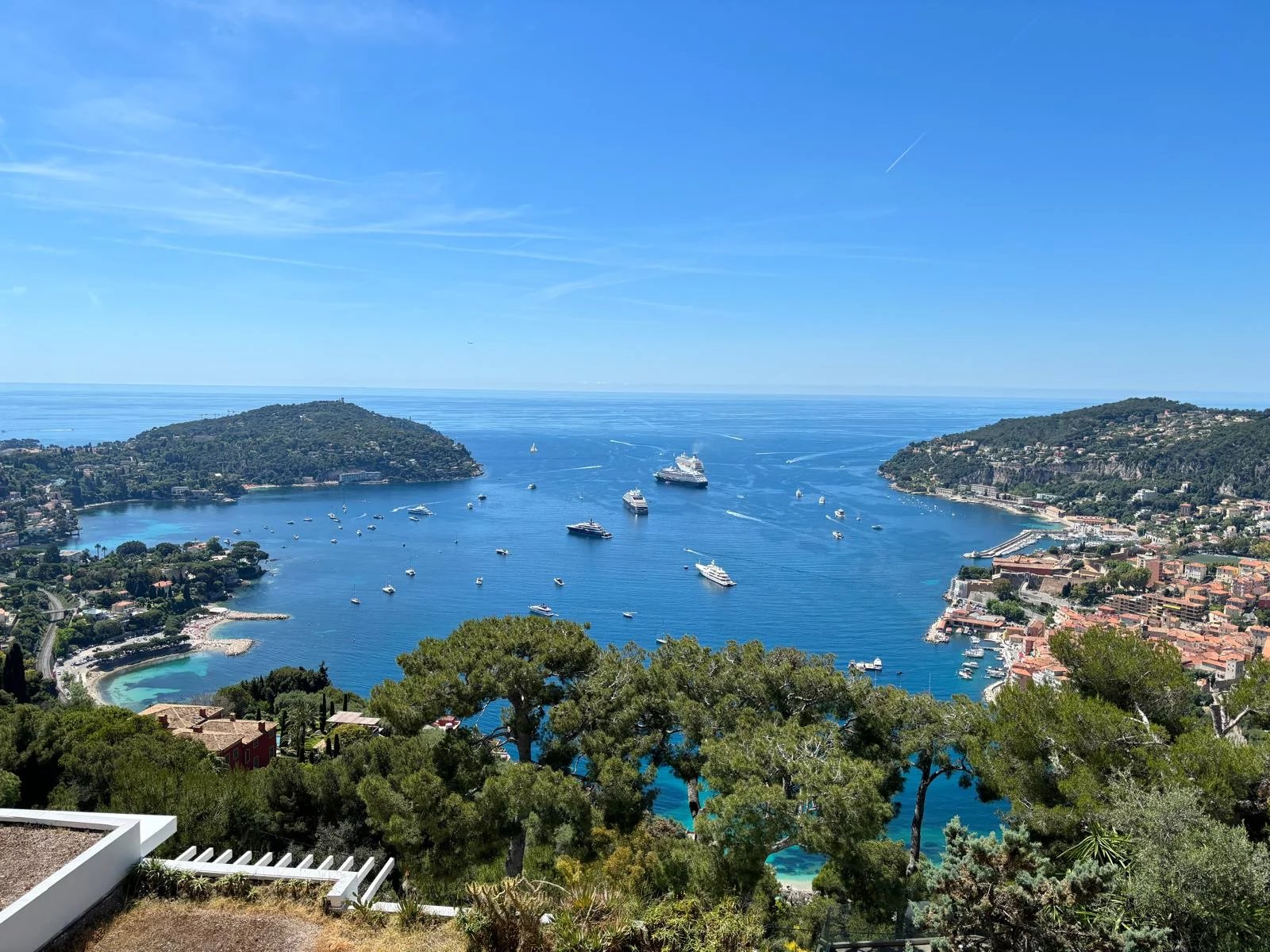 EXCLUSIVE – VILLEFRANCHE‑SUR‑MER – SEA VIEW – 2‑ROOM APARTMENT – PARKING/CELLAR – POOL WITH SEA VIEW – CONCIERGE