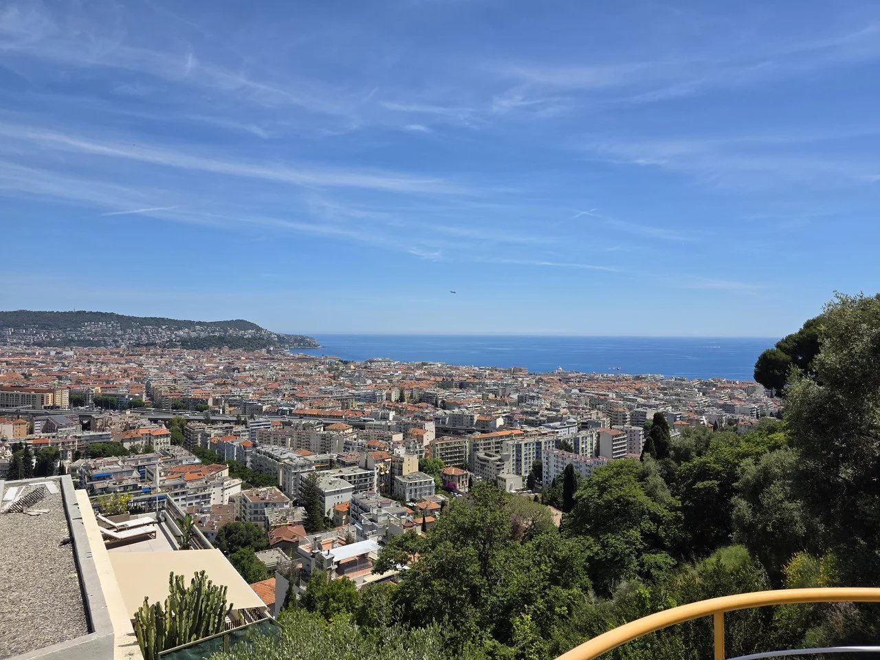 NICE – PARC IMPÉRIAL | APPARTEMENT-VILLA 4 PIÈCES AVEC JARDIN, TOIT-TERRASSE ET GARAGE
