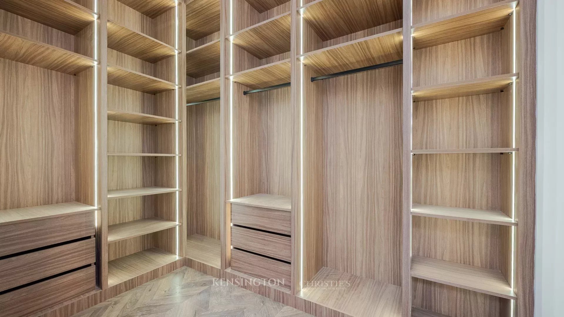 5 Bedroom Villa/Townhouse's Image 11