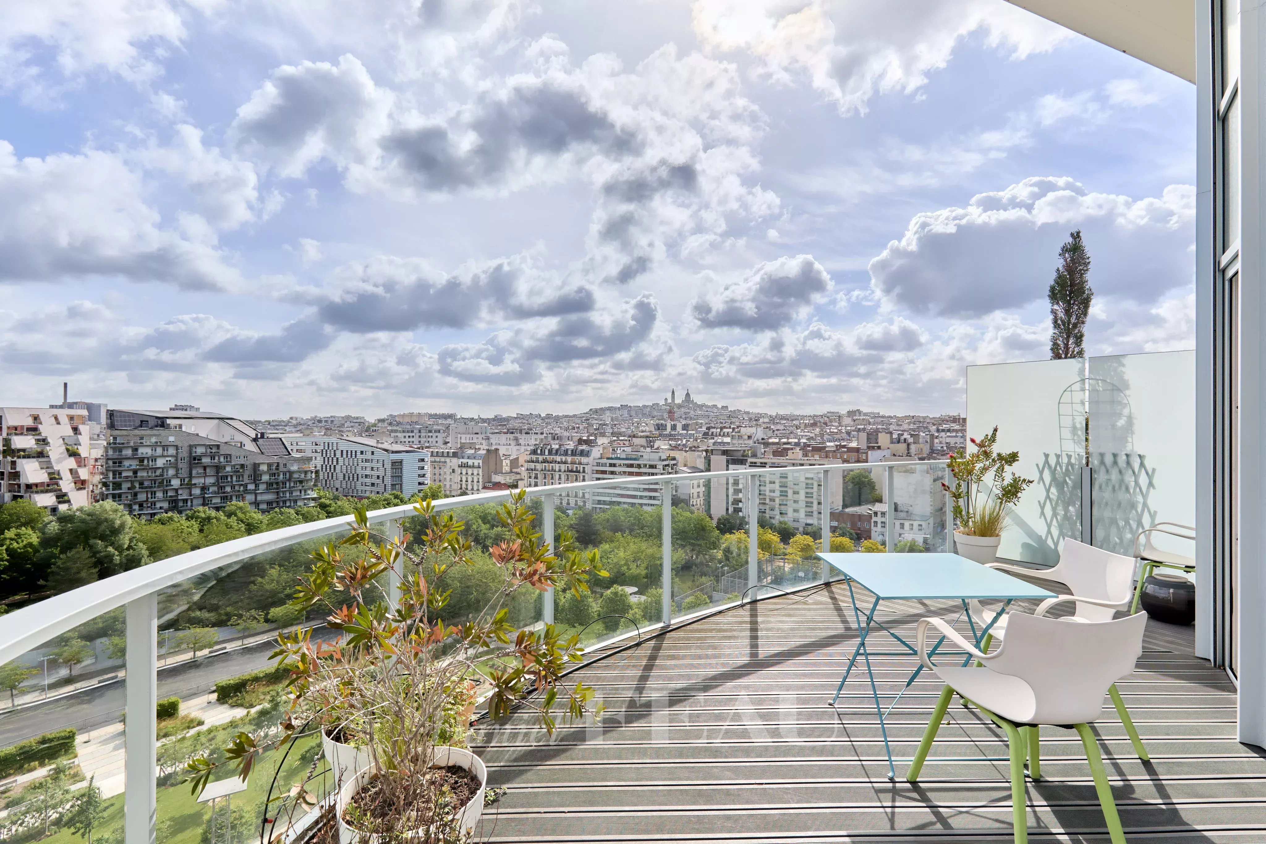 Paris 17th District – A 3-bed apartment with a terrace commanding a panoramic view