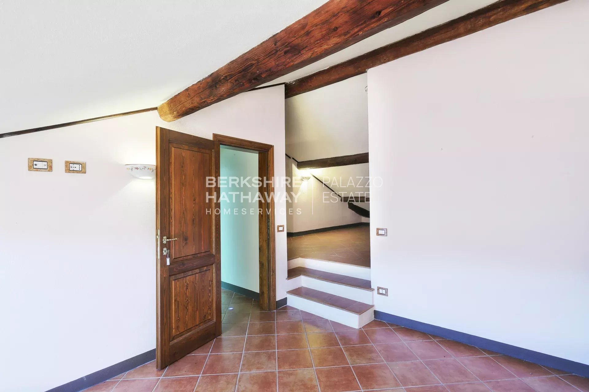 Elegante Villa d'Epoca con Vista Mare e Piscina a Riparbella