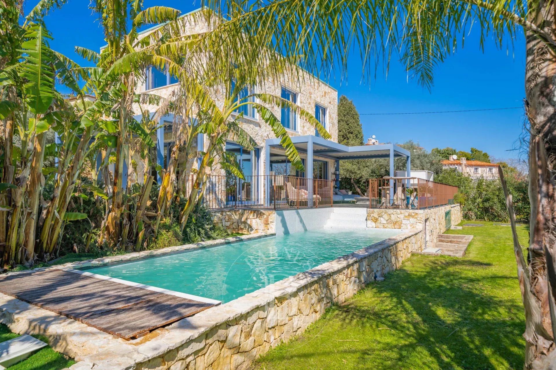 GOLFE JUAN - CONTEMPORARY VILLA - PANORAMIC SEA VIEW