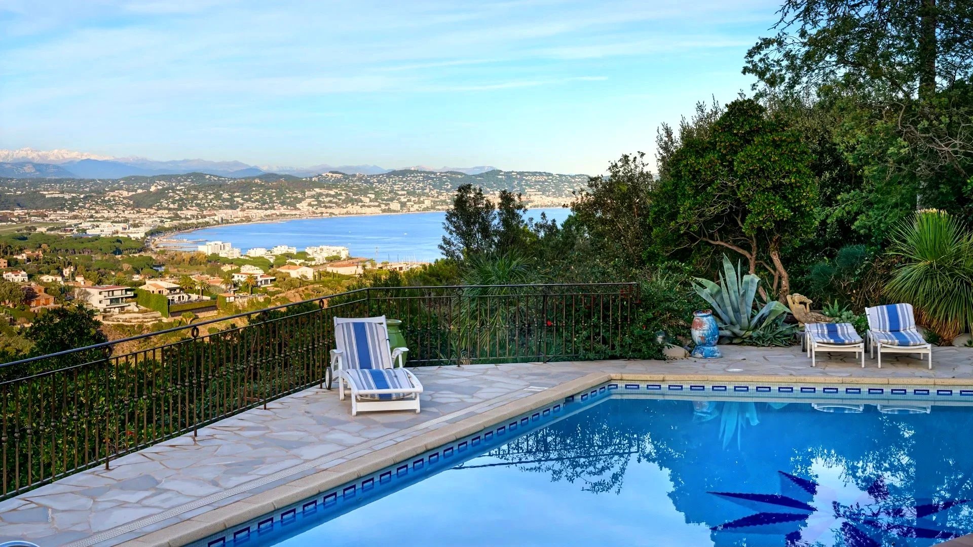 Sole agent– Couelle-Style Architect’s Villa with Sea & Estérel Views
