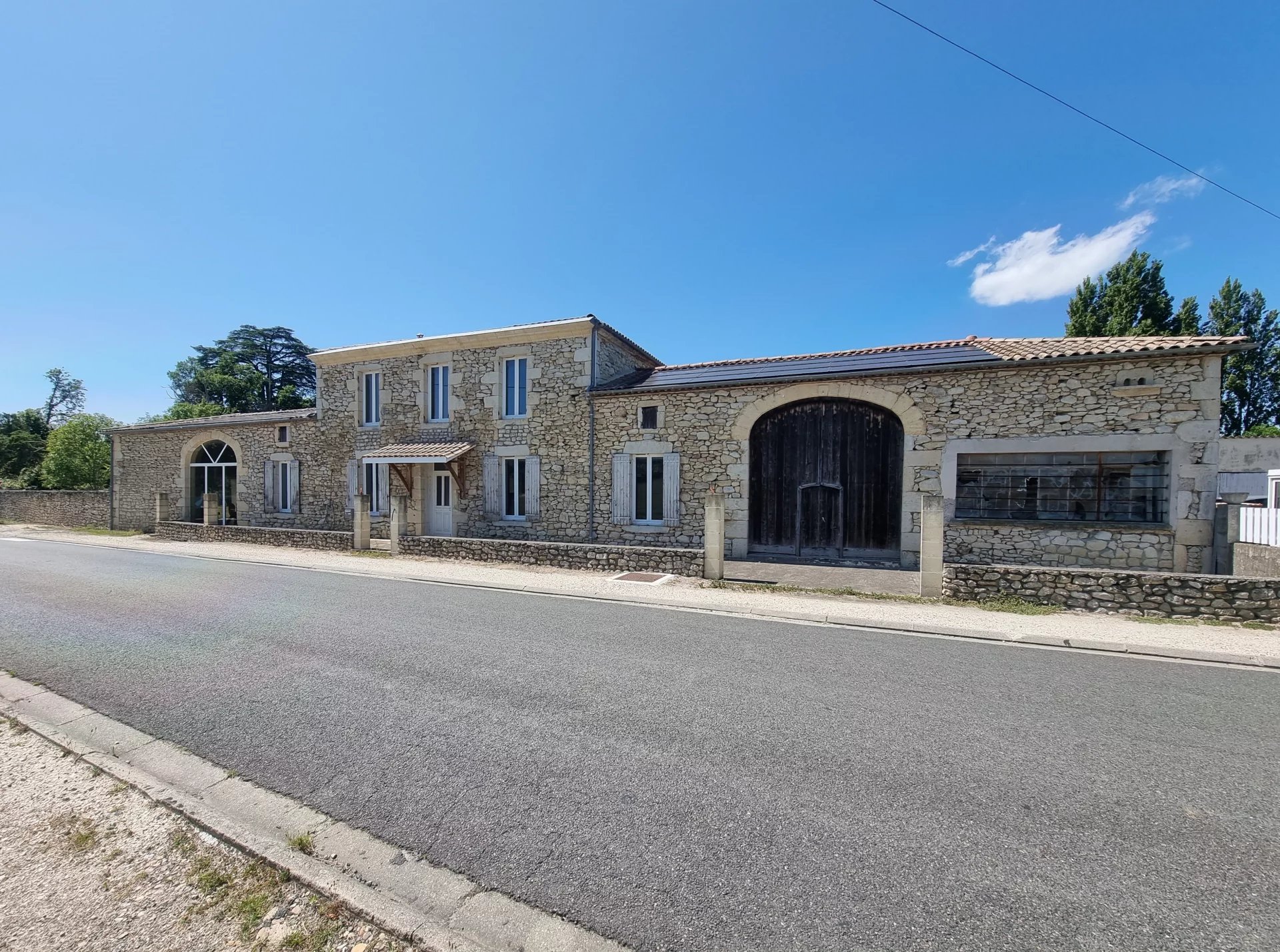 Spacieuse ferme offrant quatre chambres sur 8800m² de jardin